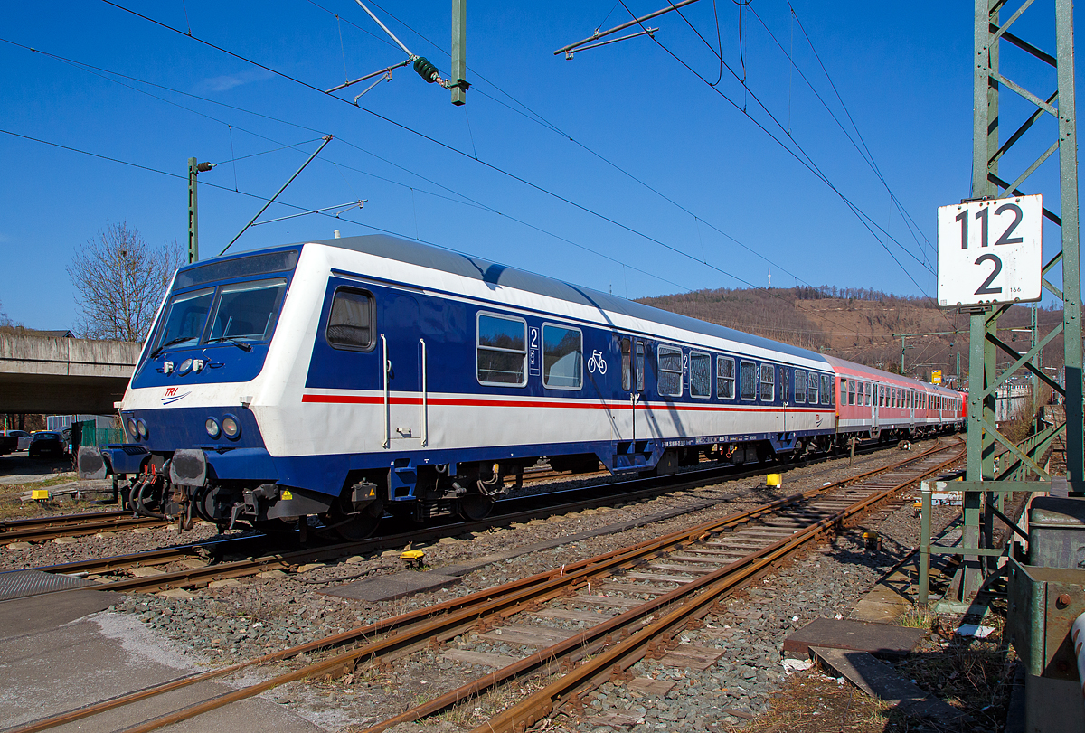 Am 24.03.2021 fährt ein National Express Personenzug durch Niederschelden, hier passiert er gerade den Bü 343 (Km 112,183 der Siegstrecke KBS 460). Am Zugschluss der National Express 2.Klasse Nahverkehrs-Steuerwagen mit Wittenberger Kopf und Mehrzweckraum, D-TRAIN 50 80 80-35 190-3 der Gattung Bnrdzf 483.1 (ex BDnrzf 740.2) der TRI Train Rental GmbH.  
Der Wagen wurde 2003 vom AW Werk Delitzsch gebaut.

Die aus scheibengebremsten Steuerwagen der Bauart BDnrzf 739 und 740 umgebauten und mit einem Wittenberger Kopf ausgestatteten Wagen werden überwiegend als Bnrdzf 483 bezeichnet. 
Die bisher verwendeten Führerstände konnten nur entweder mit Diesel- oder Elektroloks eingesetzt werden. Um den Steuerwagen für die jeweils andere Traktionsart nutzbar zu machen, ist ein mehrstündiger Umbau des Führertisches erforderlich. Aus diesem Grund wurde Anfang der 1990er Jahre vom RAW Wittenberge der Prototyp eines neuen modularen Führerstandes entwickelt. Zum Einsatz kommt ein aus GFK vorgefertigtes Wagenkasten-Segment, in dem der mit der Baureihe 111 eingeführte DB-Einheitsführerstand installiert ist. Der Führerraum ist geräumig und übersichtlich gestaltet, zudem hat er seitliche Türen und eine verglaste Rückwand mit Dreh- oder Schiebetür, durch die der Blick vom Fahrgastraum nach vorne auf die Strecke möglich ist. Auf der technischen Seite wurde eine rechnergestützte Steuerung installiert, die den Betrieb sowohl mit der konventionellen Wendezugsteuerung als auch mit der neuen zeitmultiplexen Wendezugsteuerung, sowohl mit Diesel- als auch mit Elektrolokomotiven ermöglicht. Die Betriebsart wird lediglich umgeschaltet, es sind keine Umrüstungen mehr erforderlich. 

Die Wagen werden als „Wittenberger Kopf“ oder „Wittenberge-Steuerwagen“ bzw. „Wittenberger Steuerwagen“ bezeichnet.

TECHNISCHE DATEN des Bnrdzf 483.1 : 
Spurweite: 1.435 mm
Länge über Puffer:  26.400 mm
Wagenkastenlänge:  25.800 mm
Wagenkastenbreite:  2.825 mm
Höhe über Schienenoberkante: 4.050 mm
Drehzapfenabstand: 19.000 mm
Achsstand im Drehgestell:  2.500 mm
Drehgestell Bauart:  Minden-Deutz 432
Leergewicht:  32 t
Höchstgeschwindigkeit:  140 km/h
Bremsbauart: KE-GPR-A -mZ (D) [ep|NBÜ]
Sitzplätze:  76 in der 2. Klasse
Abteile: 2 Großräume 2. Klasse, 1 Mehrzweckraum 
Baujahre: 1995 bis 1995
Bemerkungen: uneingeschränkt dieselloktauglich