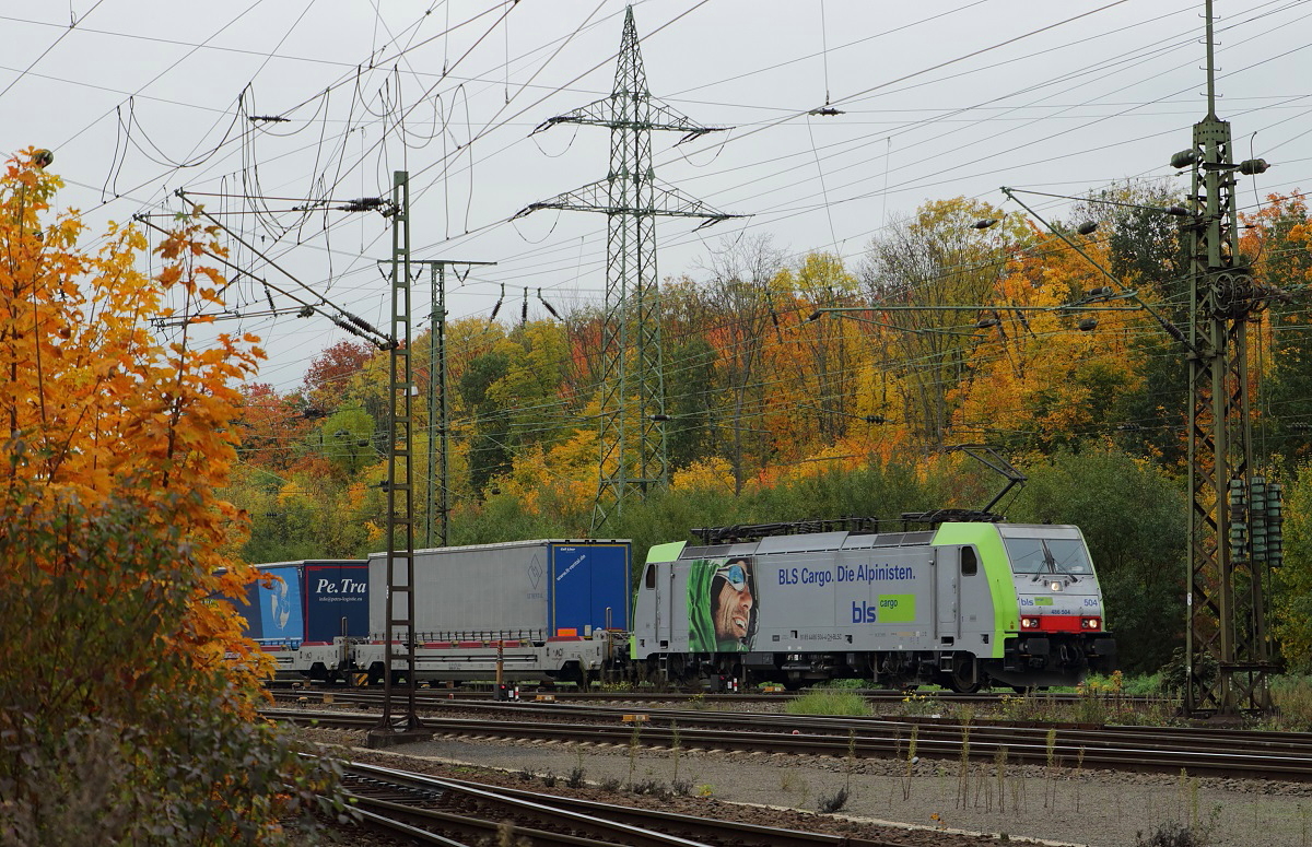 Am 24.10.2015 durchfuhren vier schweizer Lokomotiven innerhalb von 70 Minuten den G�terbahnhof K�ln-Gremberg, die letzte war 486 504 von BLS Cargo