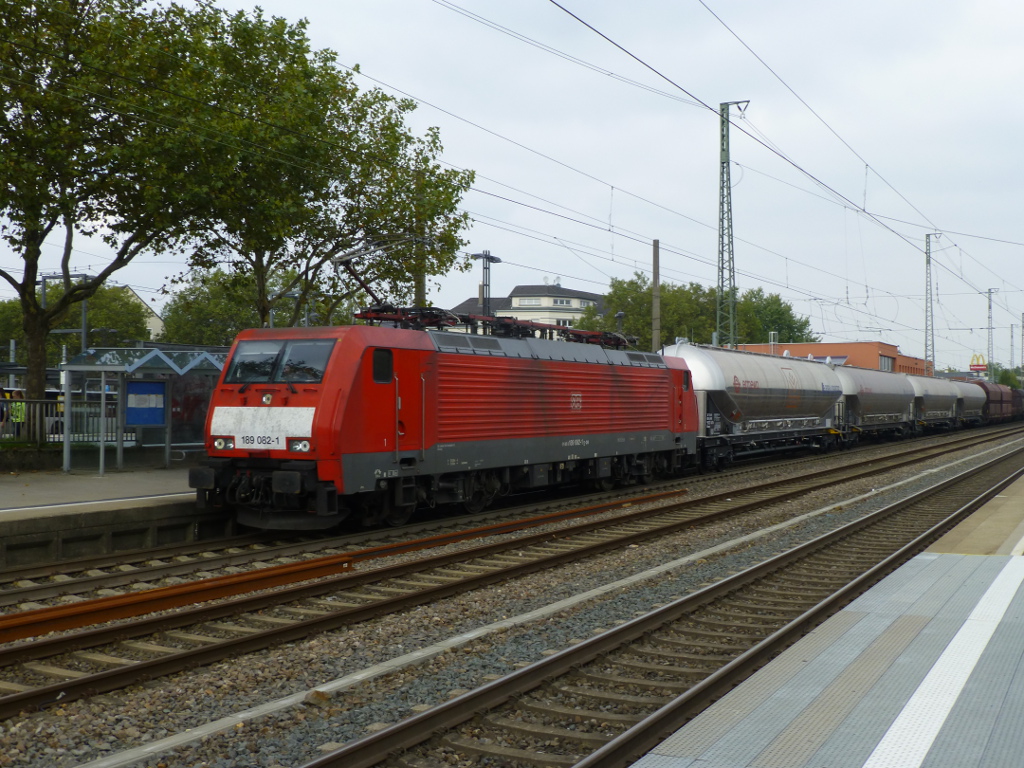 Am 24.9.2013 zieht 189 082 einen gemischten G�terzug durch Solingen Hbf.