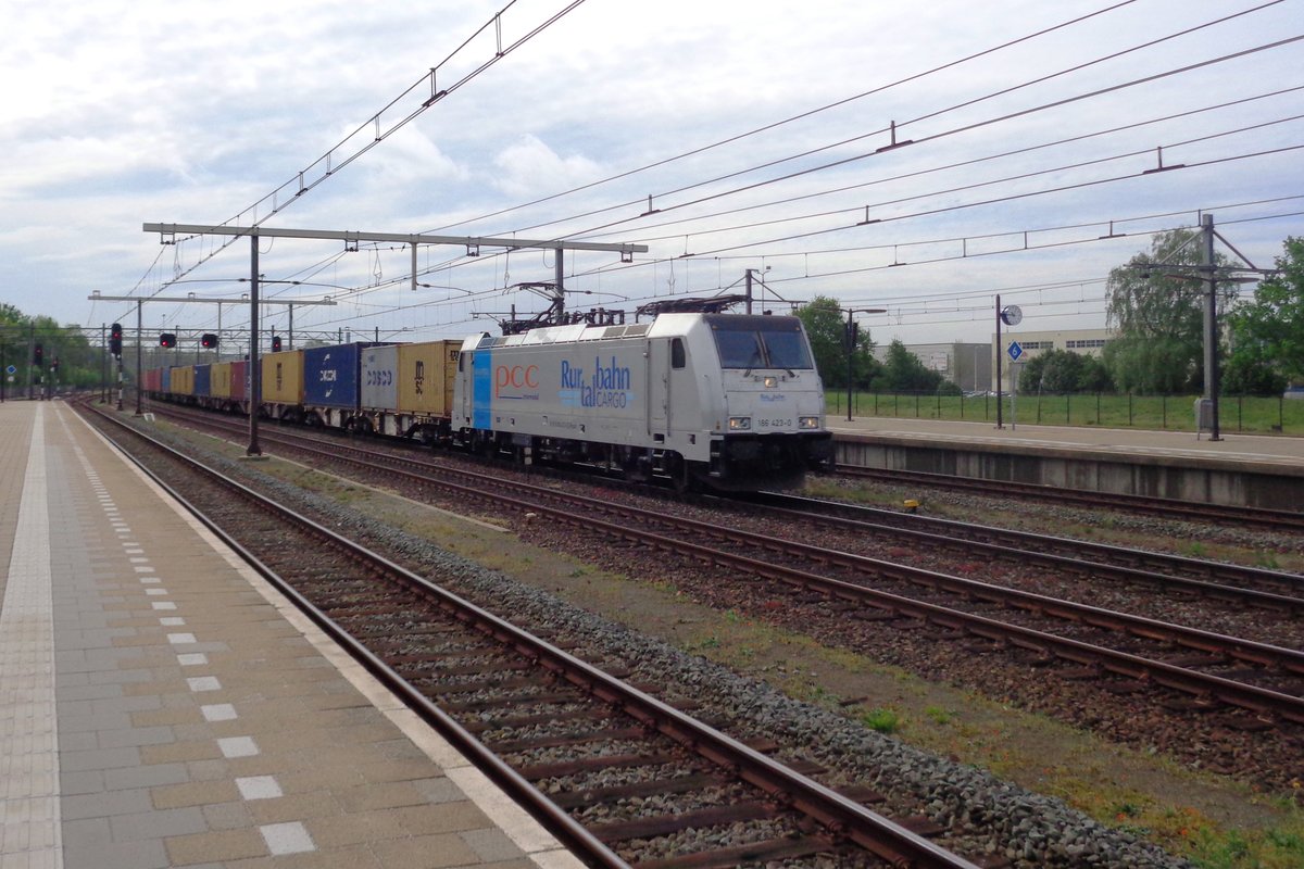 Am 26 April 2019 schleppt RTB 186 423 ein KLV durch Boxtel.