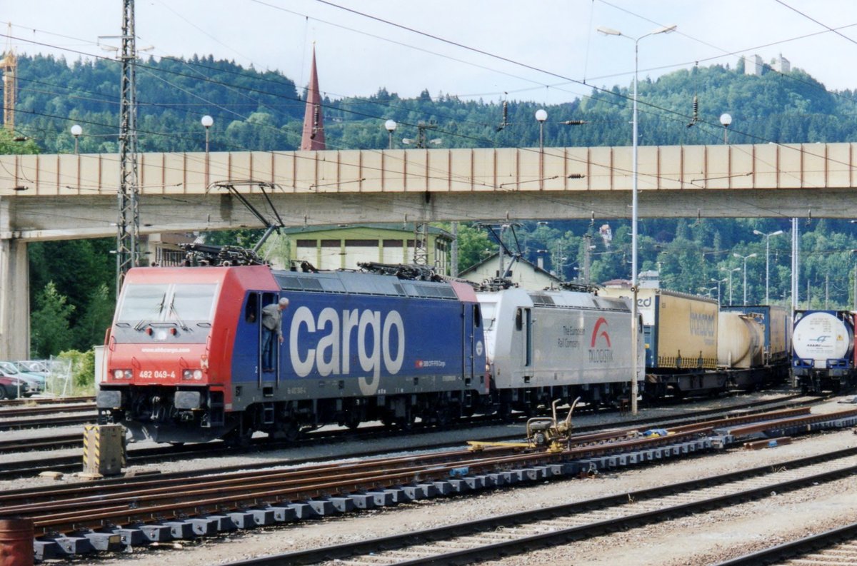 Am 27 Mai 2006 steht SBB 482 049 -in TX Logdienst- in Kufstein. 