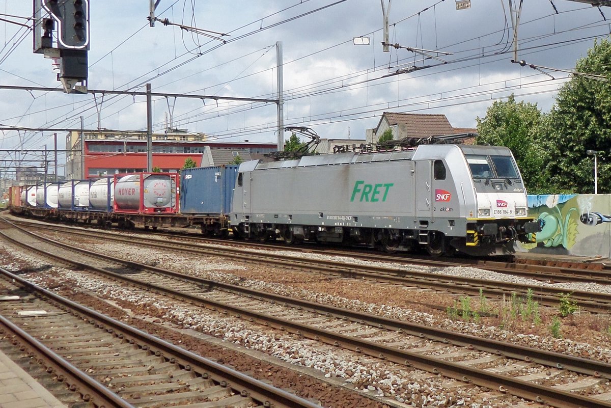 Am 28 Juni 2016 durchfahrt Akiem/FRET SNCF 186 184 Antwerpen-Berchem. 