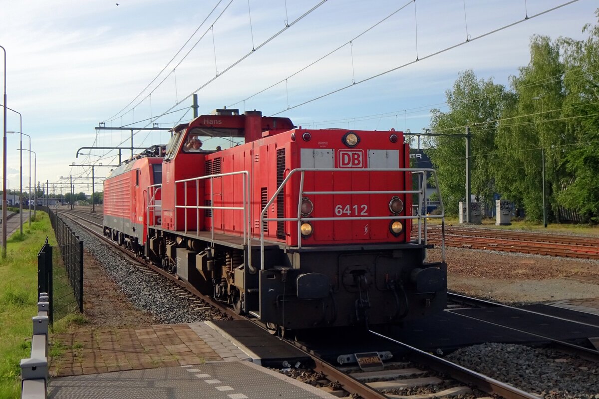 Am 28 Mai 2021 schleppt 6412 ein DBC 189 durch Blerick.