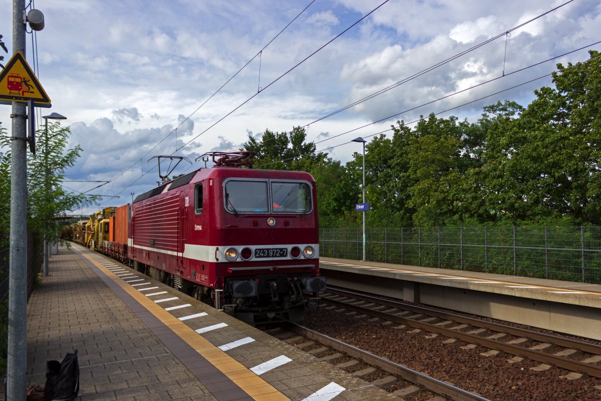 Am 28.08.2020 waren auf der Strecke von Berlin Richtung Frankfurt (Oder) auerordentlich viele Loks in den Farben der ehemaligen Deutschen Reichsbahn unterwegs. Darunter auch 143 972, die von ihrem Eigentmer DeltaRail das vollstndige DR-Erscheinungsbild inklusive Lokschilder mit der Nummer 243 972 erhalten hat, war mit einem Bauzug in Richtung Osten unterwegs. Fr den Bau dieser Lok mit der zweithchsten Betriebsnummer wurden Teile der frh durch einen Brand zerstrten 243 223 verwendet, weil ein neuer Rahmen verwendet wurde erhielt die Lok, wie eine Reihe weiterer 243 eine neue Nummer.