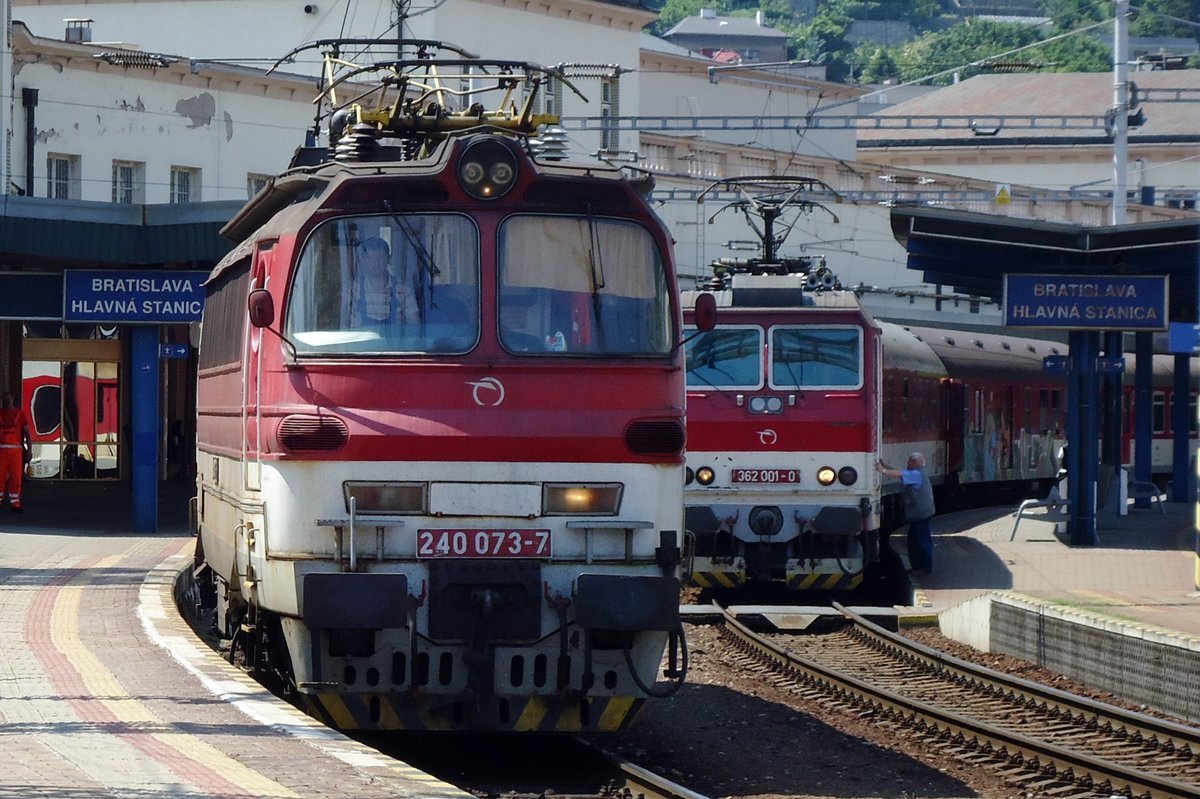 Am 29 Mai 2015 steht 240 073 neben ein Pershing in Bratislava hl.st.