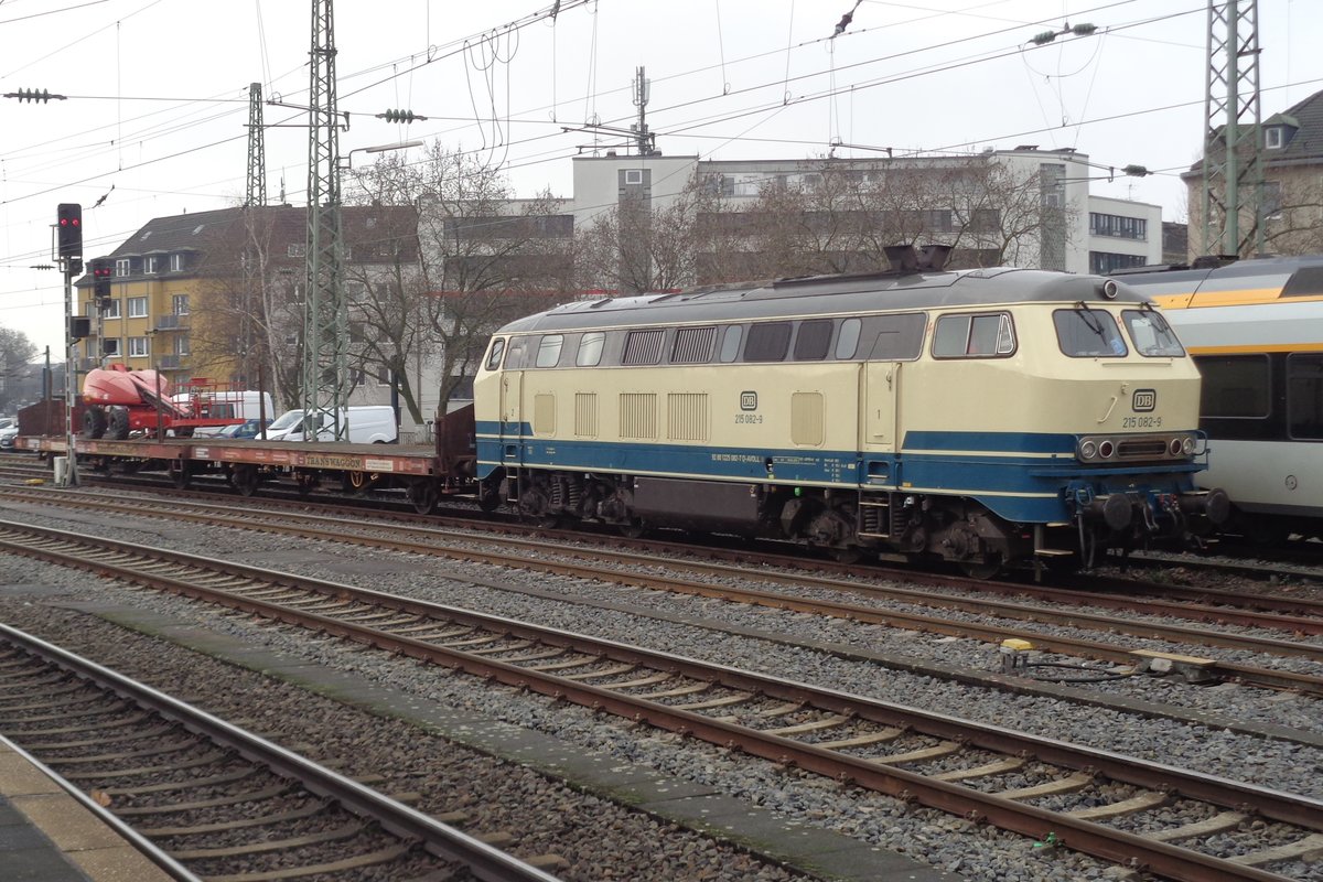 Am 30 Jänner 2018 steht 215 082 in aller Ruhe in Düsseldorf Hbf. 