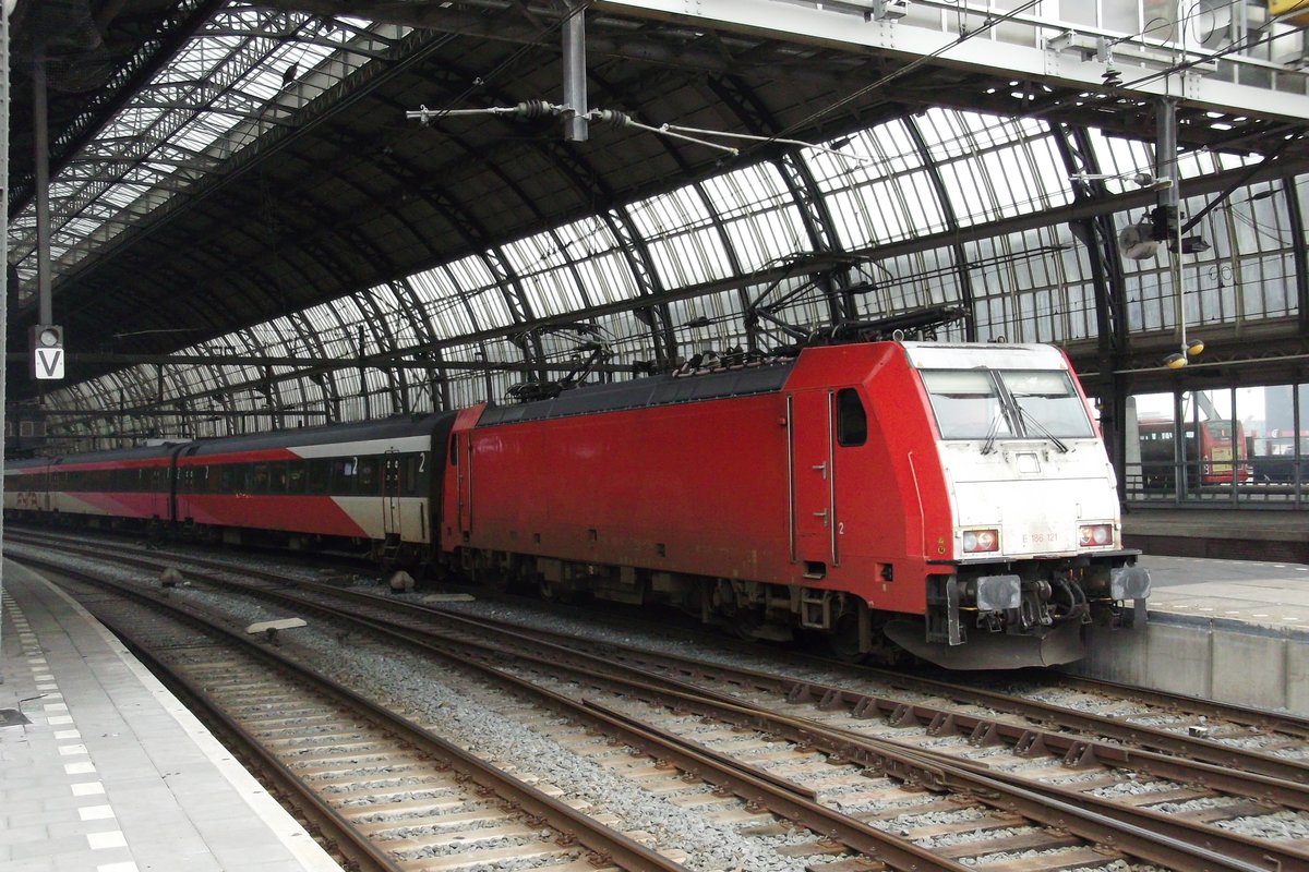 Am 30 Márz 2013 steht 186 121 in Amsterdam Centraal mit ein FYRA-Zug.