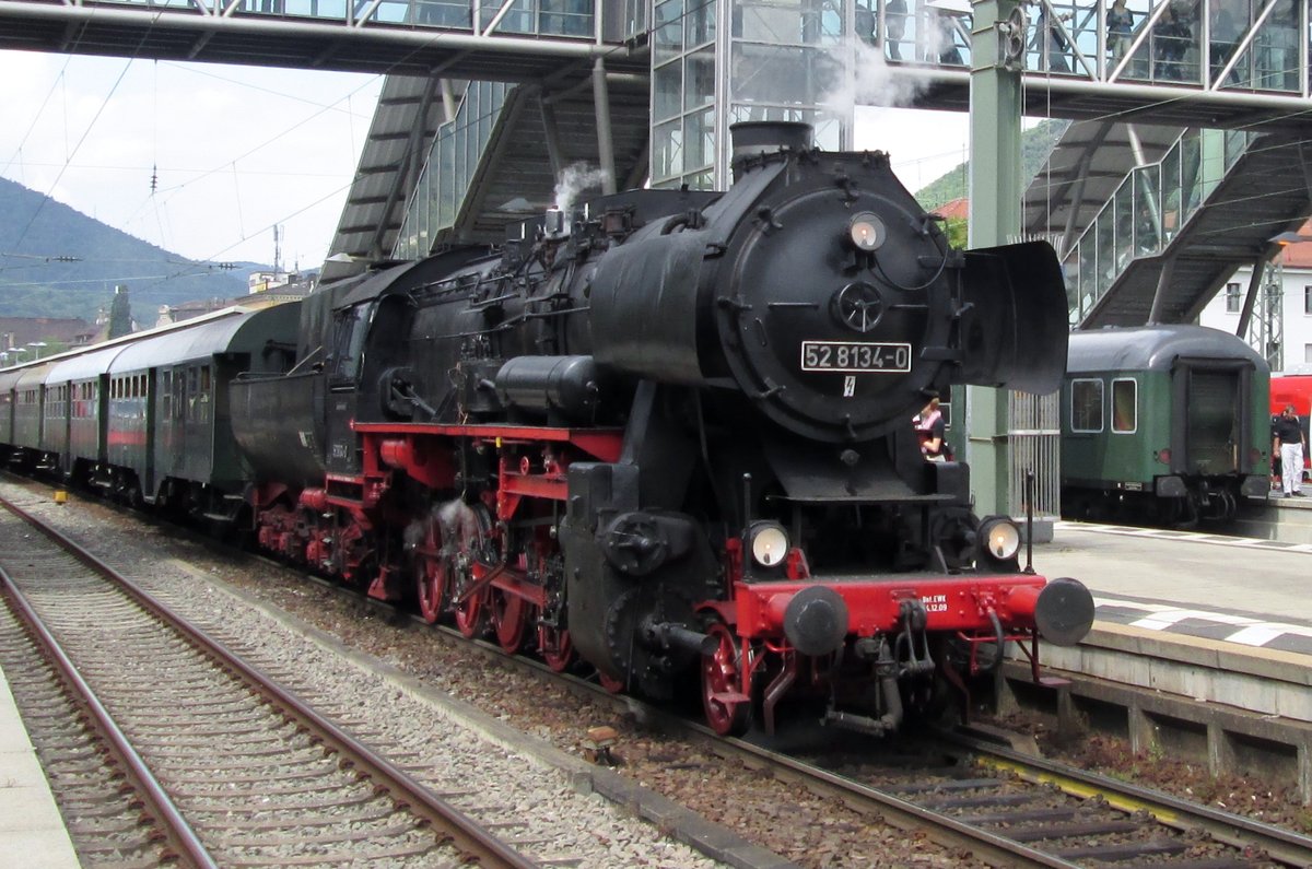 Am 31 Mai 20114 steht 52 8134 mit ein Sonderzug in Neustadt (W)>