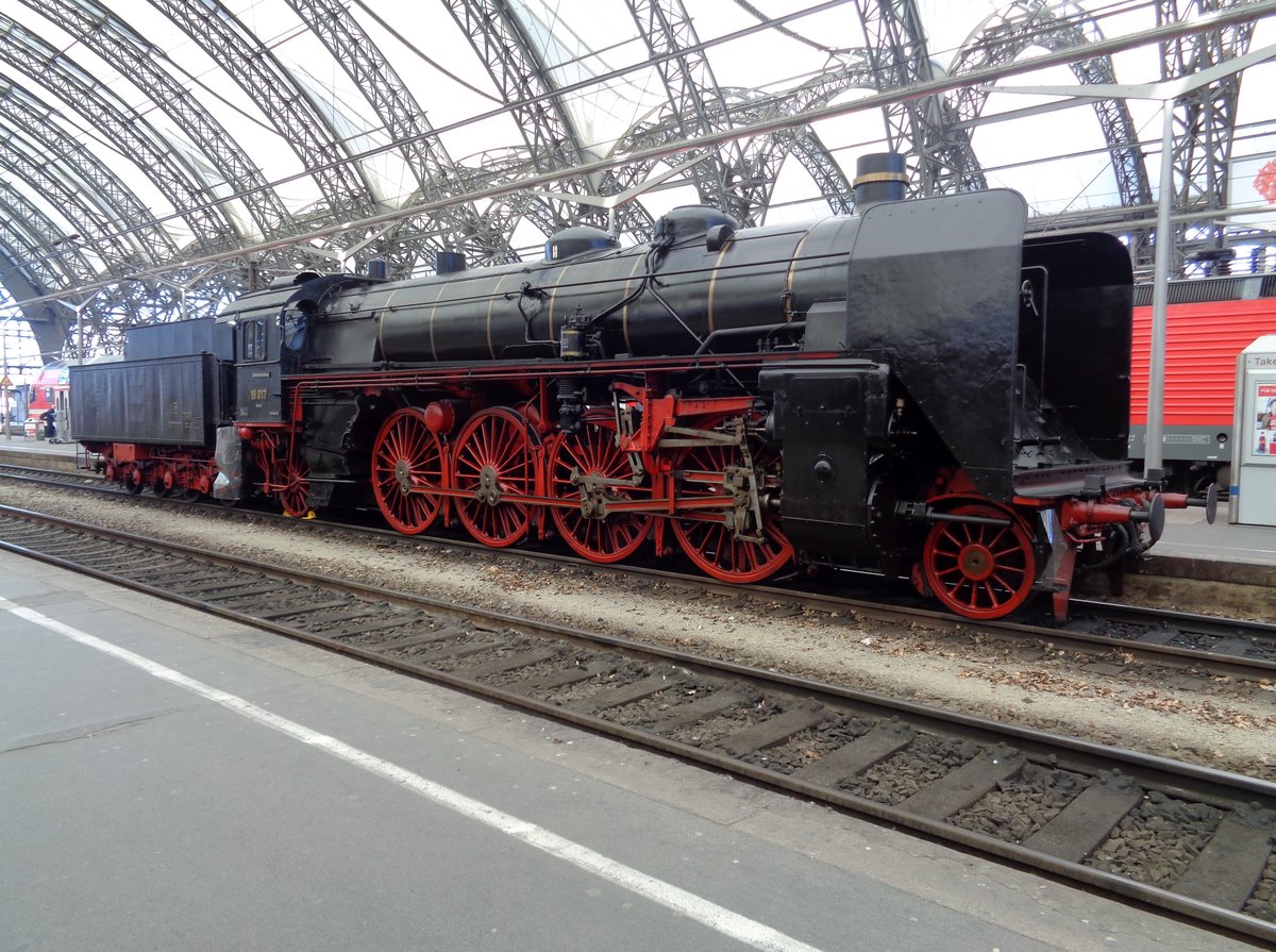 Am 7 April 2018 wurde 19 017, der Sachsenstolz, in Dresden Hbf fotografiert. 