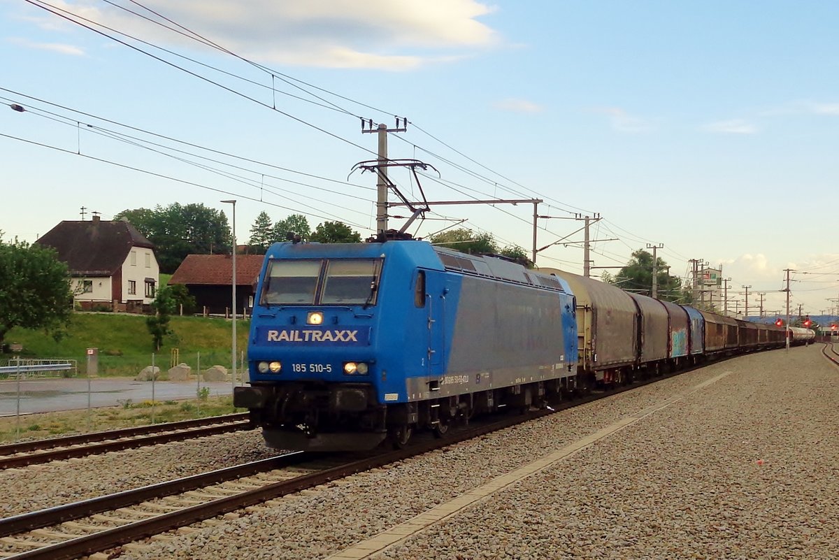 Am 9 Mai 2018 durcheilt 185 510 Schärding. 