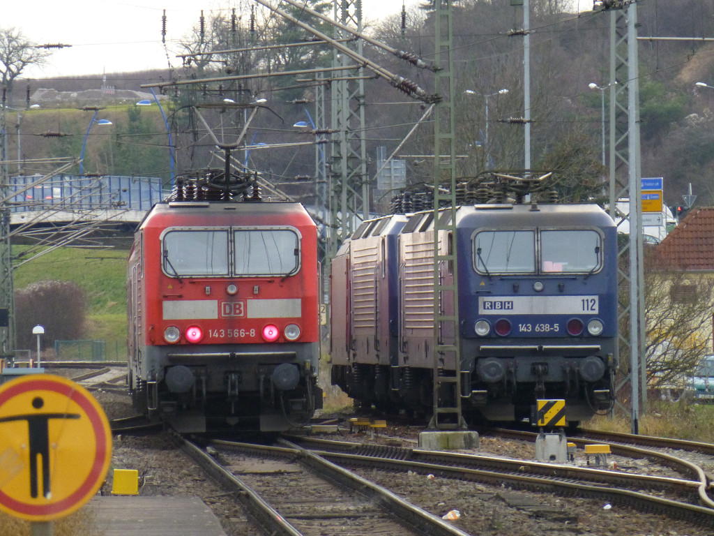 Am 9.1.14 treffen sich gleich drei 143er in G�schwitz: 143 566 mit dem RB nach Saalfeld, daneben 3 abgestellte Loks, vorne 143 638, 112 der RBH Logistics.