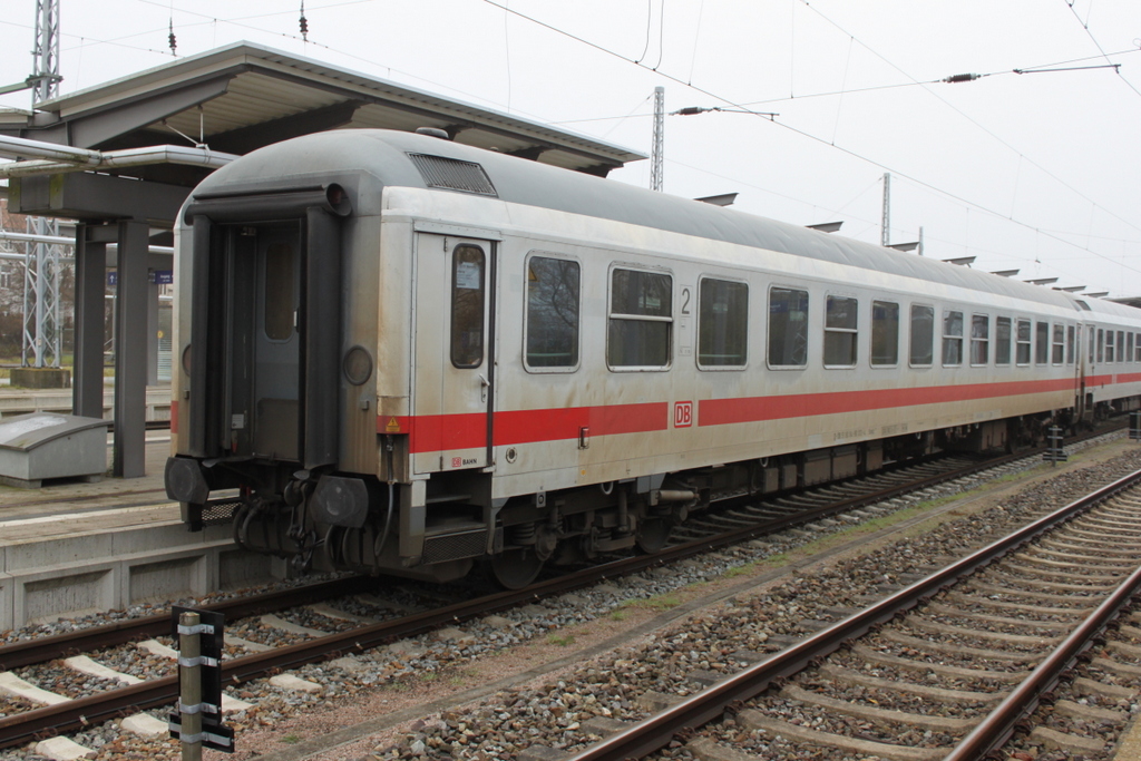 Am Ende des IC 2239(Rostock-Leipzig)lief der 2.Klasse Bimdz mit Aufgenommen am 27.11.2015 im Rostocker Hbf.
