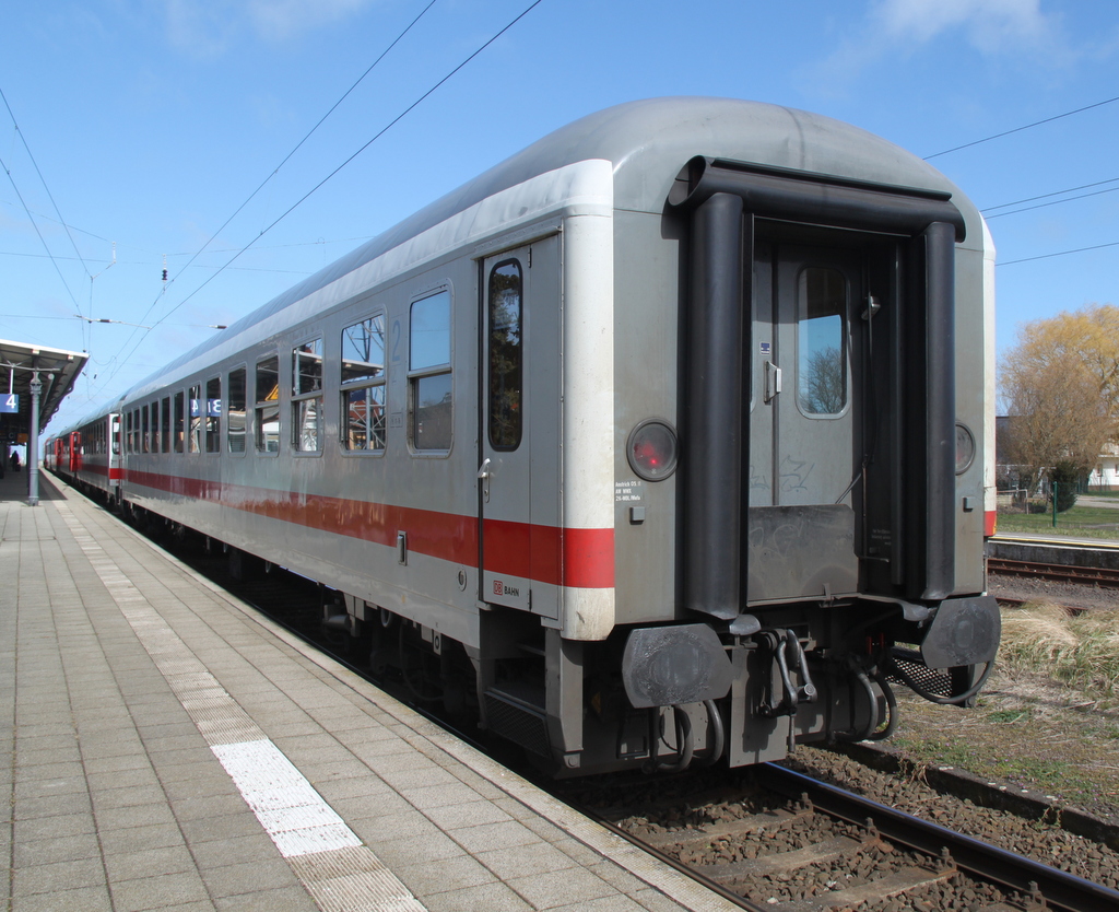 Am Ende des IC 2239(Warnem�nde-Leipzig)lief der 2.Klasse Bimdz mit Aufgenommen am 03.04.2015 in Warnem�nde