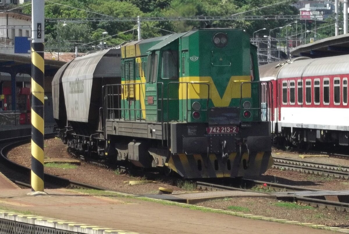 Am Ende einer PSZ Getreidezug schiebt 742 213 mit beim Passage durch Bratislava hl.st. am 31 Mai 2015.