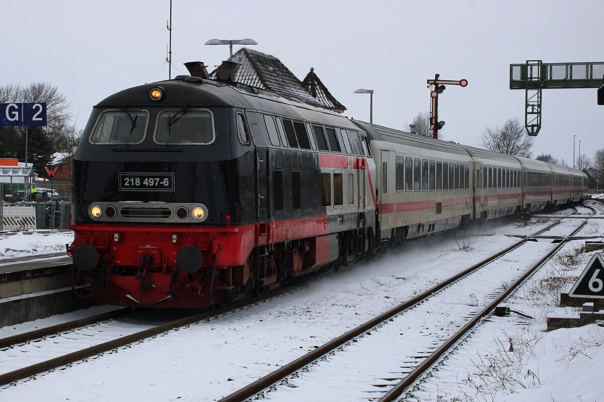 Am frischen Morgen von 16 Februar 2026 treft 218 497 mit IC 2311 nach Itzehoe in Nieb�ll ein.