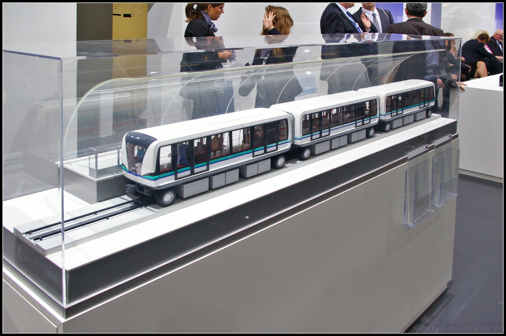 Am Messestand war auch ein Modell des dreiteiligen Cityval/Airval zu sehen. Bei den Systemen handelt es sich um Lösungen für den automatisierten Verkehr für mittlere Kapazitäten. Der Unterschied zu herkömmlichen Lösungen liegt in der Gummibereifung, Ausgestellt war das Modell am Siemens-Stand während der InnoTrans 2014 in Berlin.

Daten: Länge 11.20 m, Breite 2.65 m, Höhe 3.62 m, 8 bis 24 Sitze pro Wagen.

WEbseite Hersteller (deutsch): http://www.mobility.siemens.com/mobility/global/de/nahverkehr/schienenverkehr/automated-people-mover/cityval-airval/Seiten/cityval-airval.aspx
