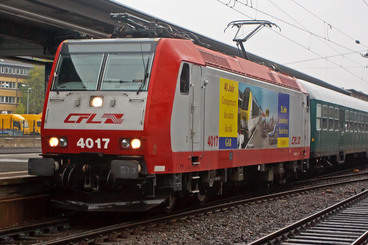 Am Morgen des 05.10.2013 bei strmenden Regen zieht die CFL 4017 (eine TRAXX  P140AC1 modifizierte DB BR 185.1) einen Sonderzug des Luxemburgischen Vereines G.A.R (Groupement des Amis du Rail) durch den Hbf Trier. 

Die Werbung der CFL 4017 ist uerst passend, widmet sie sich dem 40 jhrigem Bestehen des Vereins Groupement des Amis du Rail (G.A.R.) und dem 35 jhrigen Bestehen des Blankenberg Express, welcher auch von diesem Verein ins Leben gerufen wurde.