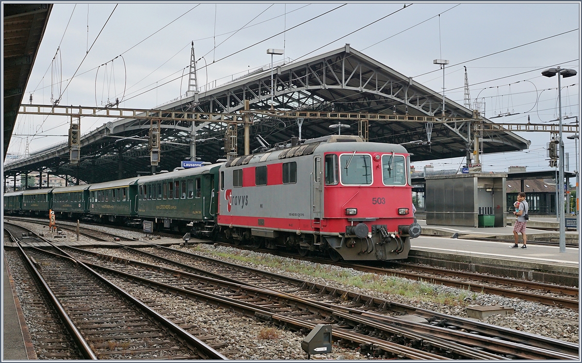 Am Schluss des L'Association 141 R 568 Zuges läuft die schmucke Travys Re 4/4 II 503 mit. 

Lausanne, den 24. Juni 2017