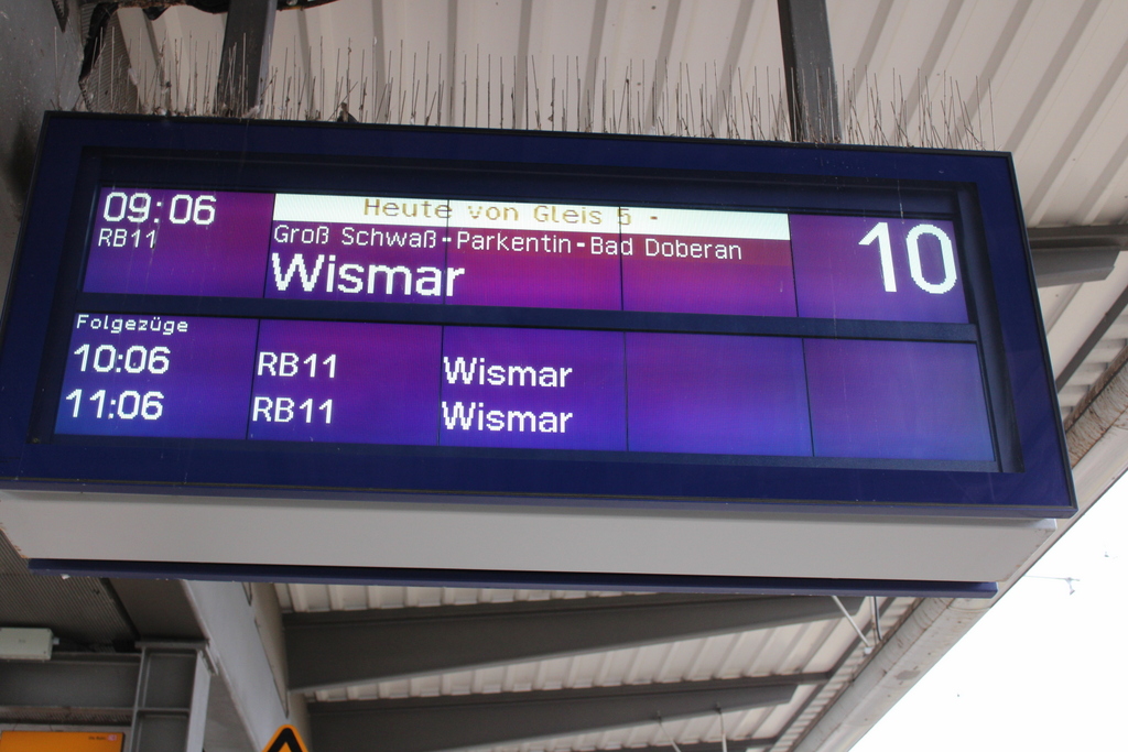 Am Vormittag des 03.10.2020 wurde die RB 11 Tessin-Wismar im Rostocker Hbf plötzlich auf Gleis 5 angezeigt.