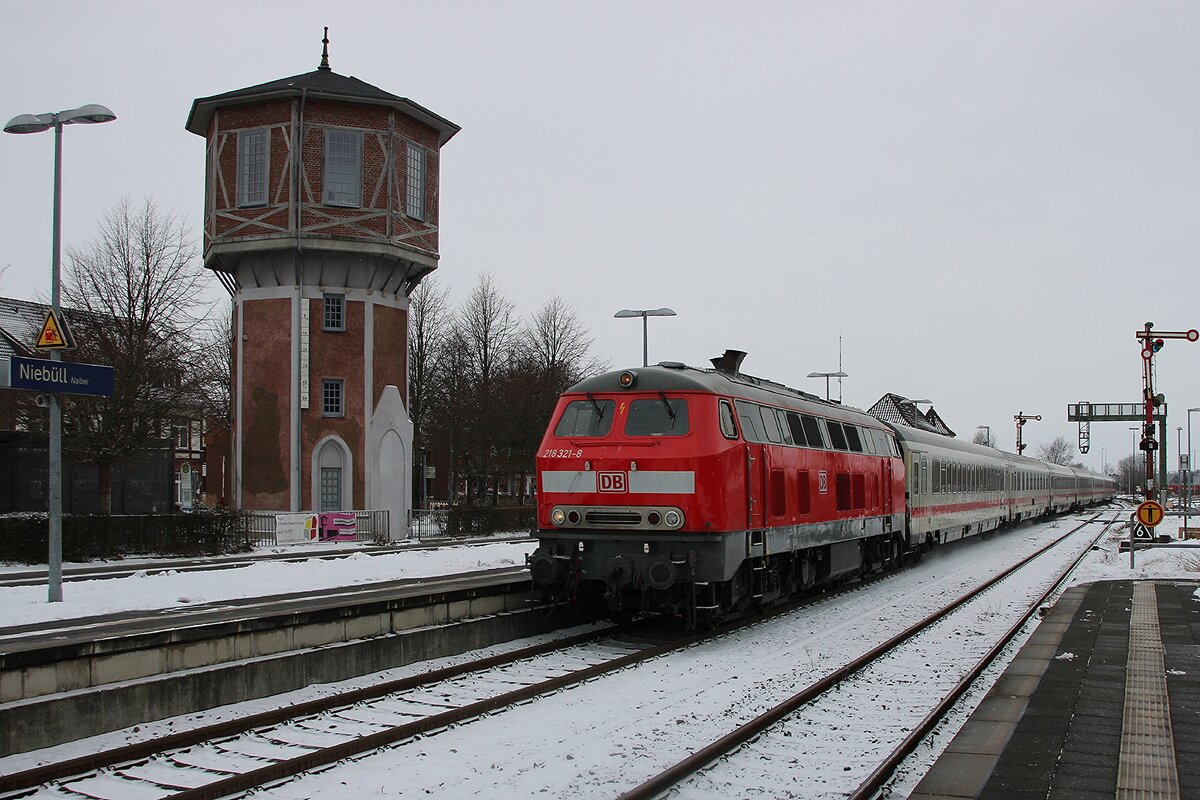 Am wetterbedingt etwas traurigen 16.Februar 2026 treft 218 321 mit der IC aus Westerland (Sylt) in Nieb�ll ein.