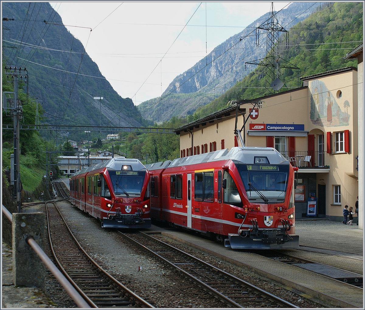 Am Wochenende 8./9. Mai 2010 wurde nur in Tirano ein  Allegra  getauft auf dem Sdabschnitt der Bernina-Bahn Allegra-Zgen fr Schnupperfahrten angeboten. Dabei entstand in Campocologno, der Grenzstation, dieses Bild zweier sich hier kreuzender  Allegra  Triebzge.
8. Mai 2010