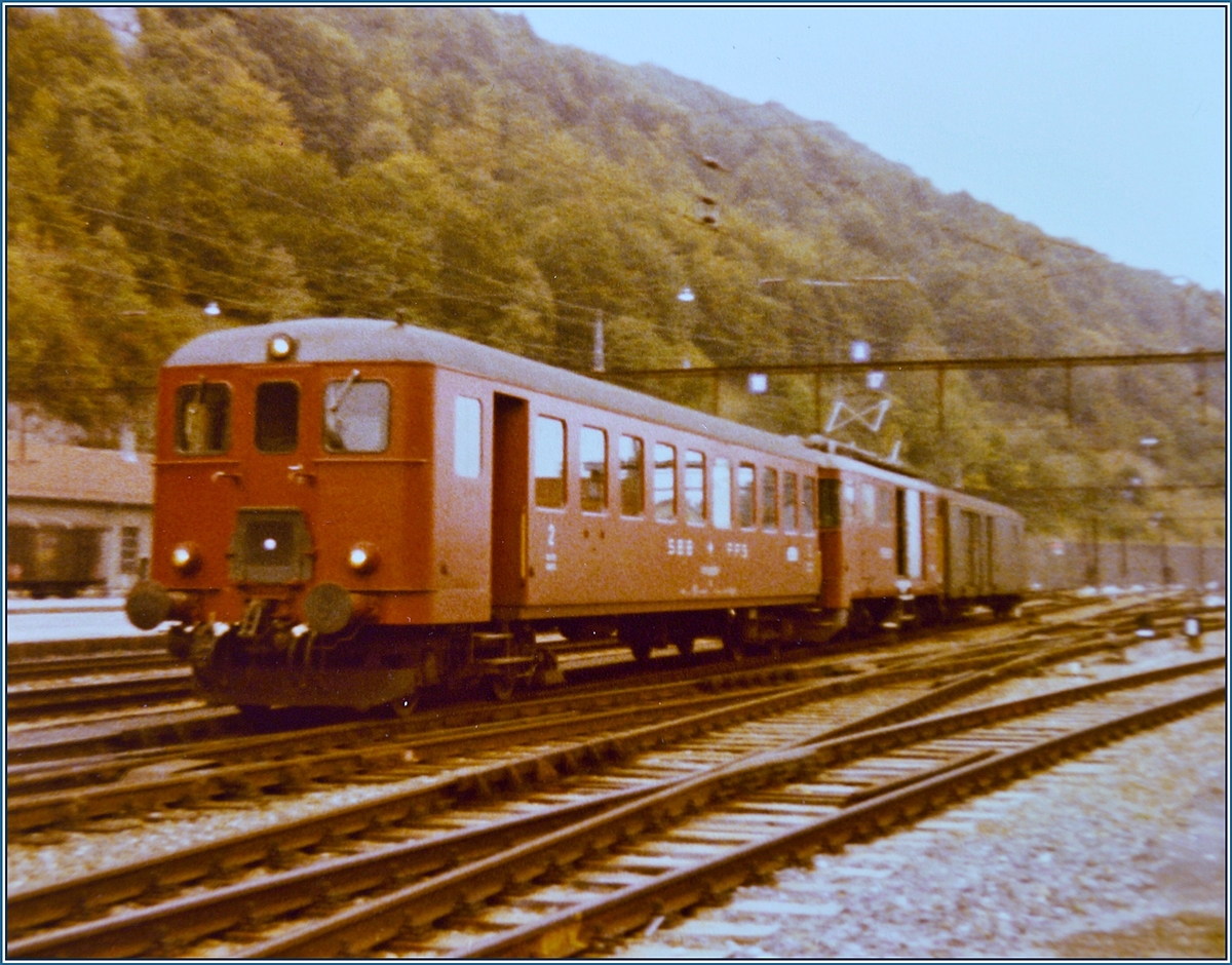 An etwa derselben Stelle wie beim vorangegangen Bild konnte vor gut vierzig Jahren diesen aus dem Vallée de Joux in Vallorbe eintreffenden Personenzug fotografieren. Zu jener Zeit verfügte die PBr kaum über eigenes Rollmaterial und die (kurzen) Züge wurden von der SBB gestellt. Der Zug besteht aus einem Bt, dem De 4/4 1670 und einem Postwagen. 

Analogbild vom 2. Oktober 1982