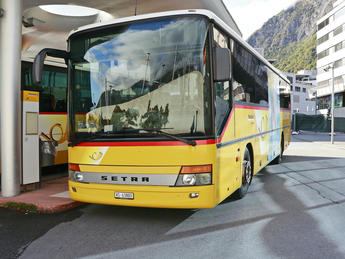 An der Haltbucht im Bahnhof Visp am 16. Oktober 2019 steht ein Setra S 313 UL.