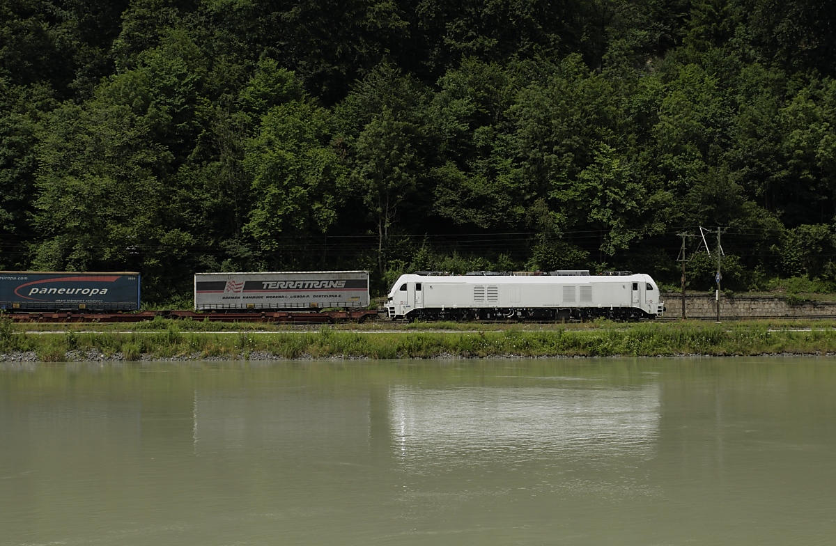 An den Oberleitungsmasten erkennt man, dass die Stadler-Eurodual-Lok 159 207-0 vom vorherigen Bild auf ihrer Fahrt von Kufstein in Richtung Norden inzwischen die Grenze passiert hat (Kiefersfelden 17.07.2020)