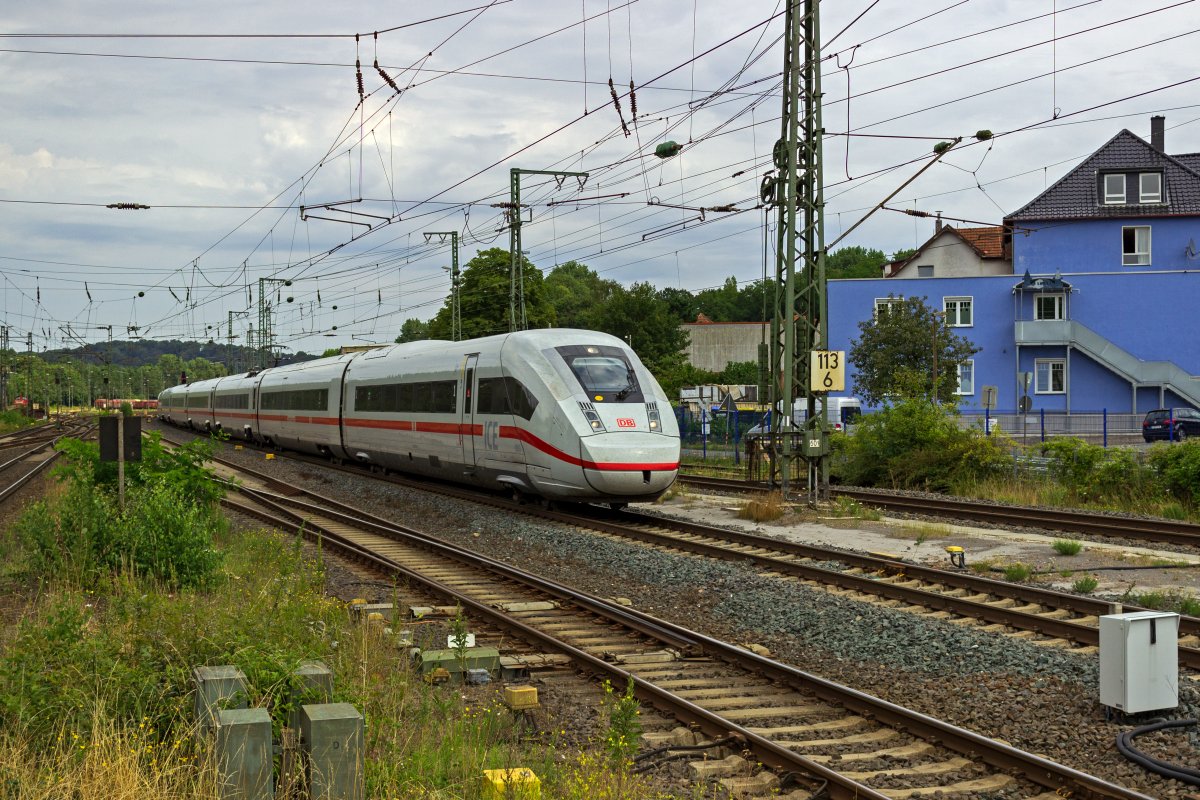 An der Spitze eines ICE von K�ln in Richtung K�ln und D�sseldorf ist am 29.07.2022 TZ 9203 (412 203) in Brackwede unterwegs.
