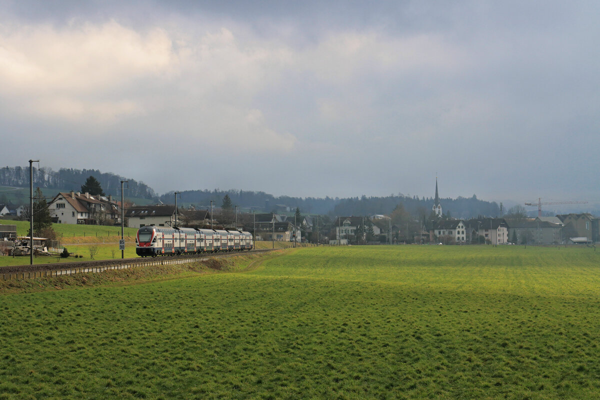 An der Strecke Zug - Zürich via Affoltern am Albis: Zug 511 032 auf der Fahrt nach Zug, bei Mettmenstetten. 6.Februar 2023 