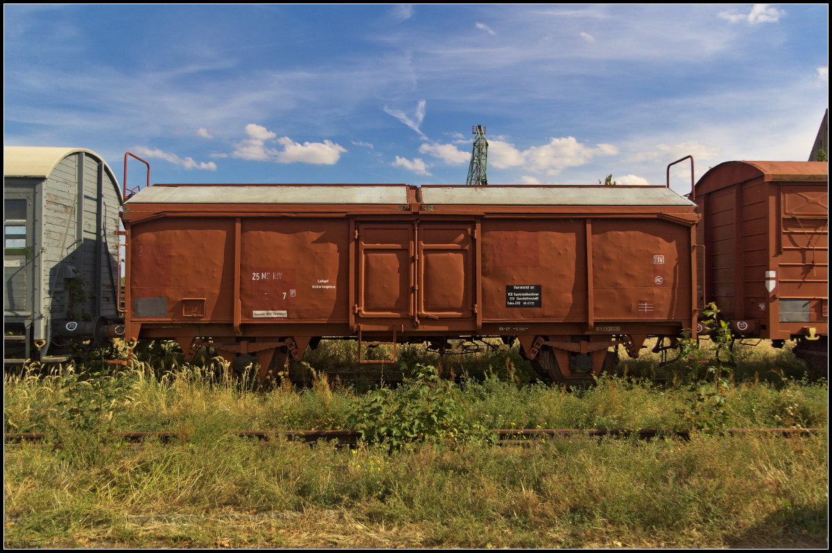 An das VEB Bandstahlwerk Magdeburg war dieser zweiachsige Wagen mit öffnungsfähigen Dach der Gattung Tms vermietet gewesen und diente zum Transport von Walzerzeugnissen. Am 08.09.2018 konnte man den leicht ausgeblichenen Wagen während des Familienfest der Magdeburger Eisenbahnfreunde am Wissenschaftshafen in magdeburg entdecken (25 MC RIV 50 DR 075 6052-7 Tms).