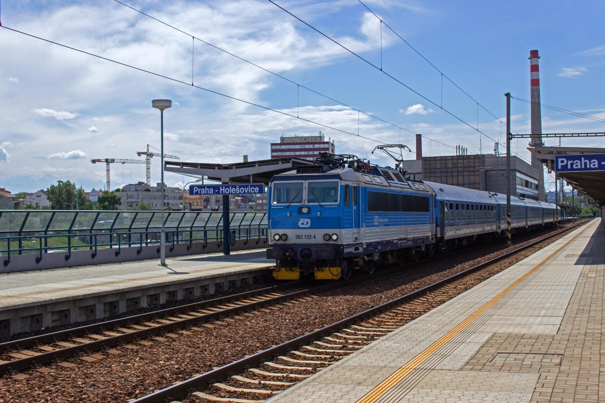 An Werktagen verkehrt am frhen Nachmittag zustzlich zum blichen Rychlik ein beschleunigter Ex 558 von Praha-Holeovice nach Česk Budějovice. 362 122 hat sich soeben pnktlich mit diesem Zug in Bewegung gesetzt.