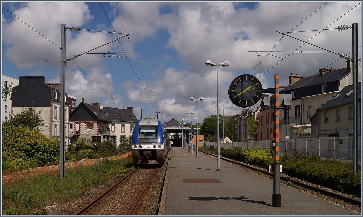 Andere Länder, andere Uhren, uns so zeigt sich die SNCF Bahnhofuhr in ganz Frankreich in diesem gefälligen Erscheinungsbild. 
Lannion, den 9. Mai 2019