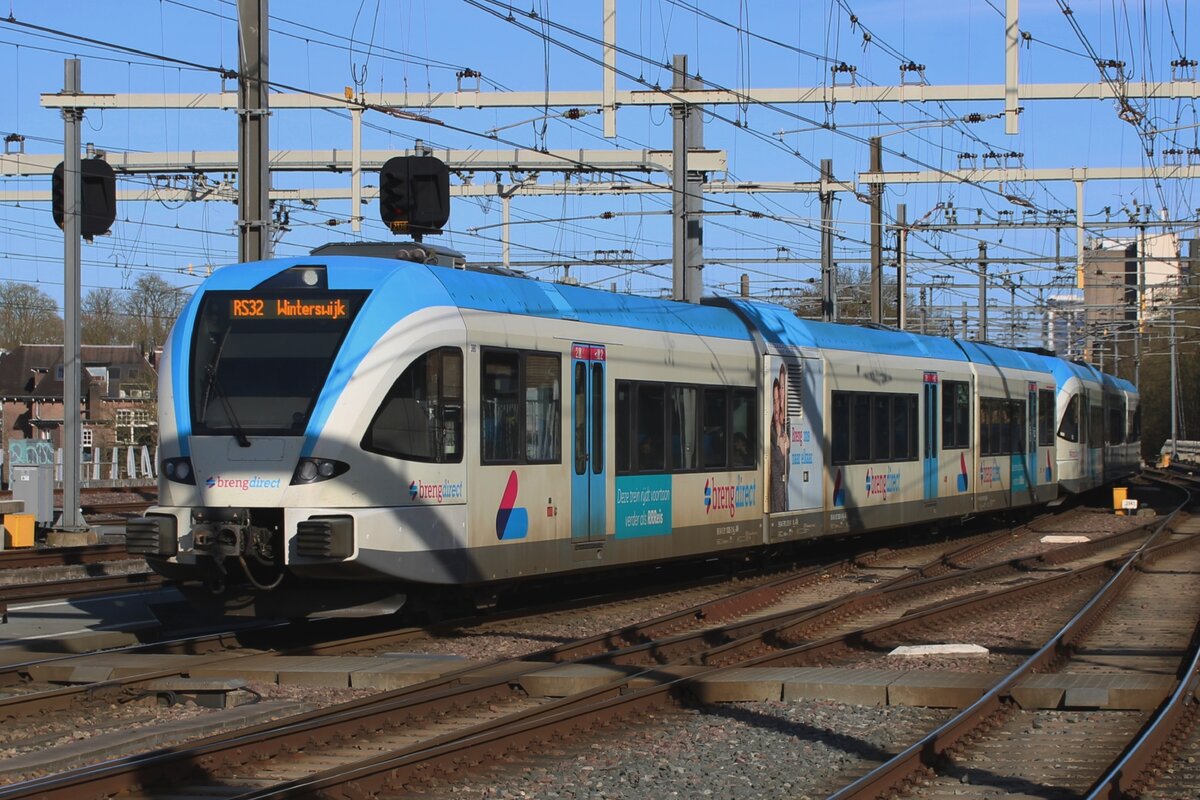 Arriva 380 -noch in die altere Breng-Farben- verlasst am 19 März 2026 Arnhem Centraal mit ein RB nach Winterswijk.