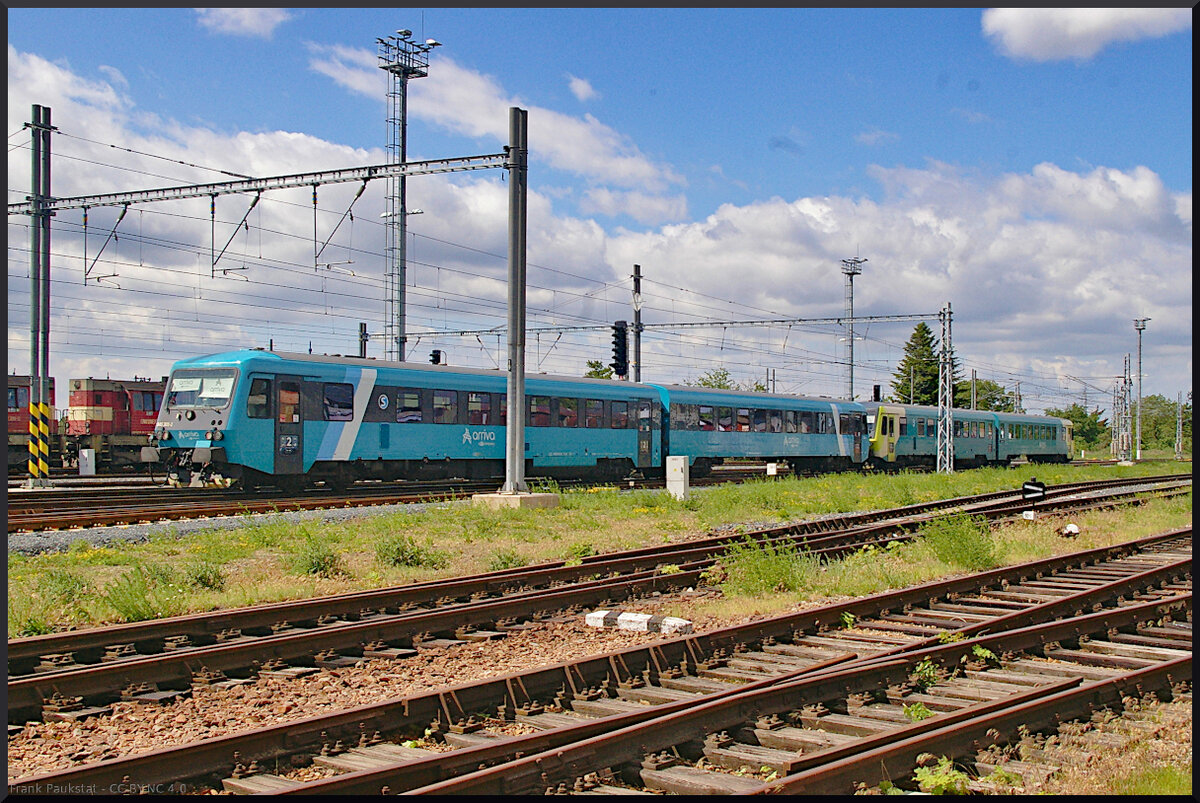 Arriva 845 303 / 945 303 fuhr als S in den Bahnhof von Jaroměř ein.

Jaroměř, 21.05.2022
[95 54 5 845 303-7 CZ-ARR]
