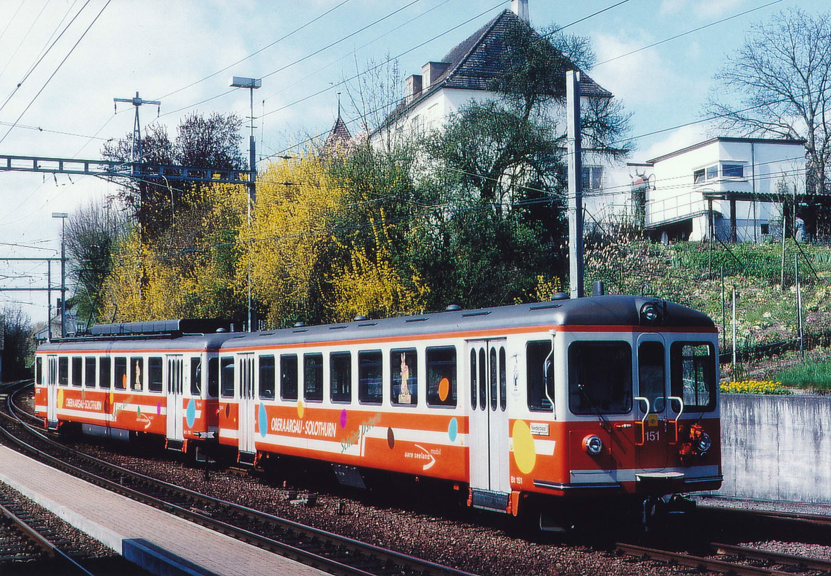 ASm: An Ostern 2001 wünschte die ASm ihrer treuen Kundschaft im Oberaargau mit dem mit Osterhasen und Ostereiern geschmückten Pendelzug, bestehend aus dem Be 4/4 302 und dem Bt 151 frohe Ostern. Verewigt wurde der Osterzug bei der Einfahrt Wiedlisbach.
Foto: Walter Ruetsch