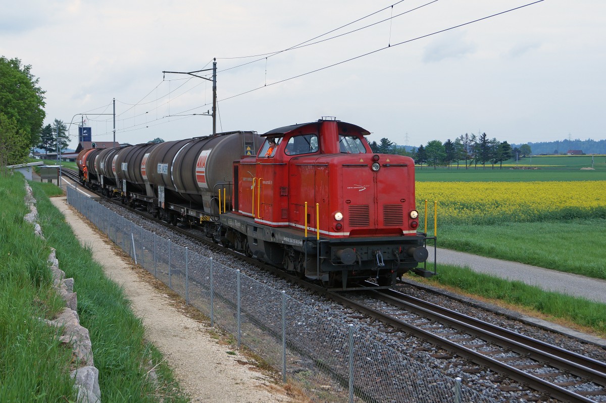 ASm: Die Em 327 (ex Sersa Am 847 957-8, ex DB 211 215-9 bzw. V 100 1215) war am 28. April 2015 bei der Haltestelle Buchli mit einem Kesselwagenzug unterwegs, der von Frauenhand gesteuert wurde.
Foto: Walter Ruetsch 