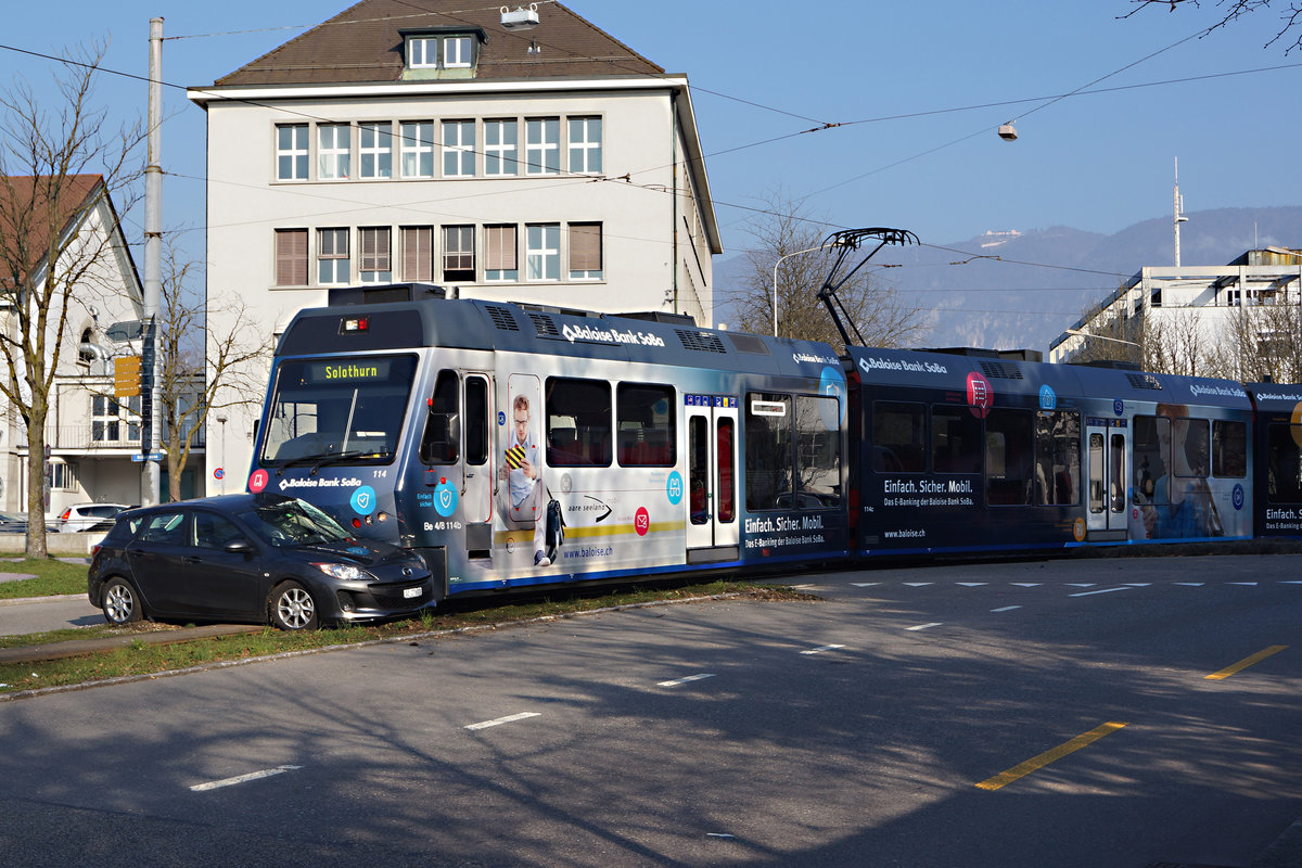 ASm: Ein trauriges Zufallsbild vom Be 4/8 114, dem neuen Werbetriebwagen wieder für die Baloise Bank SoBa. Zum grossen Glück gab es keine Toten. Der Sachschaden ist aber gross. Beim Baseltorkreisen in Solothurn, der von Autos auf zwei Spuren und der Bahn befahren wird, kommt es immer wieder zu solchen Unfällen.
Foto: Walter Ruetsch 