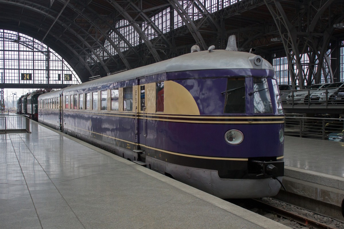 Auch auf Gleis 24 in Leipzig steht SVT 137 225 der Bauart Halle, der wie alle Exponate nach dem zweiten Weltkrieg in der DDR verblieb und wurde 1970 als Salontriebwagen der Regierung in 183 252 umgezeichnet.