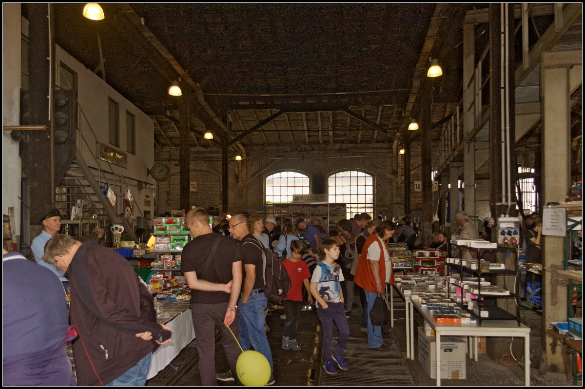 Auch die Modellbahnfans kamen beim 15. Berliner Eisenbahnfest am 15.09.2018 im Lokschuppen des Betriebsbahnhof Schneweide voll auf ihre Kosten. In verschieden Spurgren gab es Wagen und Loks und zum Lesen aus der Geschichte der deutschen Eisenbahn in Ost und West ebenfalls eine groe Auswahl. Die Lichtverhltnisse haben hier meine Kamera in die Knie gezwungen (es rauscht...).