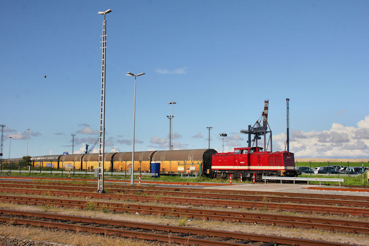 Auch MTEG 204 271-1 hatte eine Autozug am Hacken, den sie zum Autoport geschoben hatte und wartete bis er entladen ist um Ihn nach Hamburg Harburg zubringen, wo er den von einer E-Lok übernommen wird.

Weitere Bilder auf www.bahnfotokiste.com