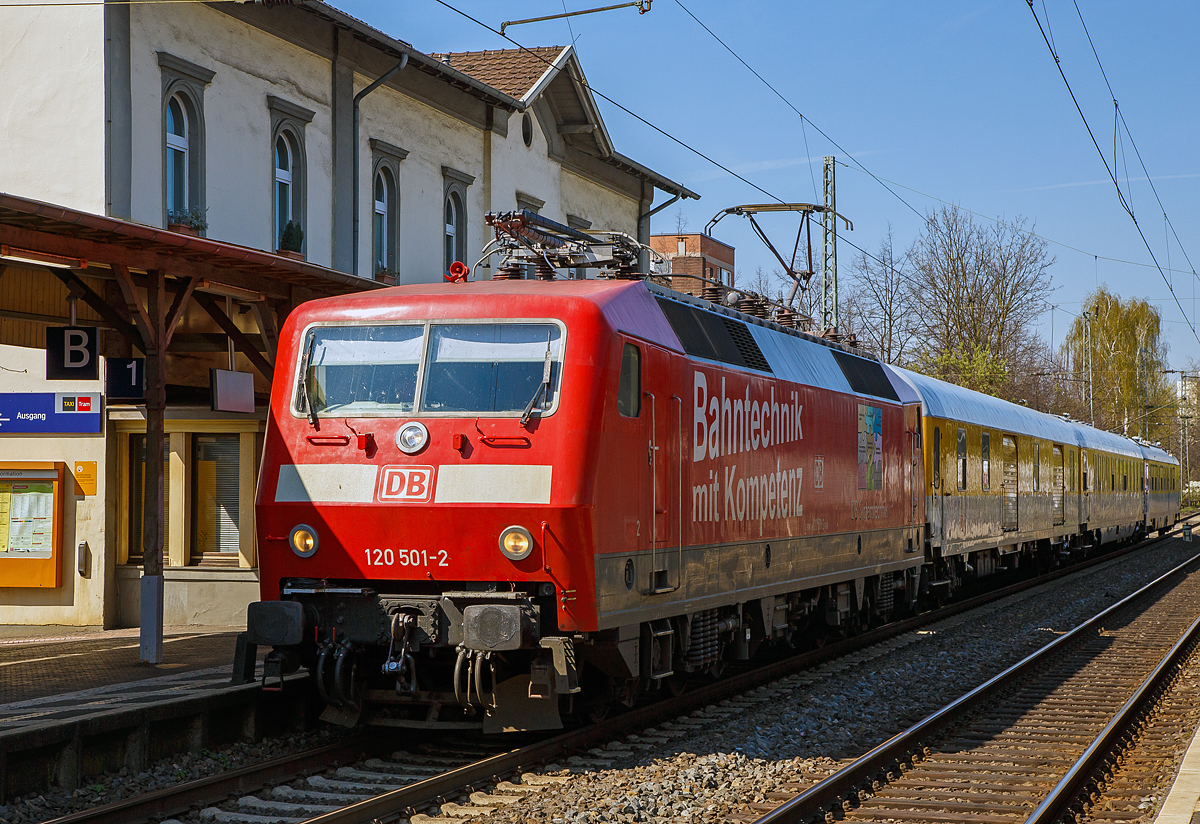 
Auch schon historisch, da die Lok wieder als 120 153-2....
Die 120 501-2 „Bahntechnik mit Kompetenz“ (91 80 6120 501-2 D-DB) der DB Systemtechnik GmbH, zur Zeit der Aufnahme ex 120 153-2 (91 80 6120 153-2 D-DB) die sie heute wieder ist, fhrt mit einem dreiteiligen Messzug, am 11.04.2016 durch den Bahnhof Bonn-Beuel in Richtung Sden. Ob es hier eine Mess- oder berfhrungsfahrt war, kann ich nicht sagen.

Die Lok wurde 1988 von Krupp unter der Fabriknummer 5584 gebaut, die elektrische Ausrstung ist von AEG (Berlin) und als 120 153-2 an die DB geliefert. Anfang 2005 wurde die Lok (wie die 120 160) an die DB Systemtechnik verkauft und im DB Werk Nrnberg einer Generalberholung IS 703 unterzogen. Dabei erhielten die Loks abweichende Loknummern. Aus 120 153 wurde die 120 501 (und aus 120 160 wurde 120 502). Beide Loks kommen mit Versuchs- und Messzgen in ganz Deutschland zum Einsatz. Mit der 120 125 gehrt seit Anfang 2016 eine dritte Lok der Baureihe 120 zur DB Systemtechnik. Seit September 2016 werden die beiden Lokomotiven 120 501 und 502 wieder als 120 153 und 120 160 bezeichnet.

Neben der Lok bestand der Messzug aus, folgenden Wagen:
Hinter der Lok der Messbeiwagen BA 322 D-DB 63 80 99-91 007-4 der Gattung/Bauart Dms 322  
In der Mitte der Schallmesswagen D-DB 63 80 99-94 015-3 der Gattung/Bauart Dienst umh 306
Und am Zugschluss der Einheitsmesswagen D-DB 63 80 99-95 011-2 der Gattung/Bauart  D(Mess)m 313.0
Auf die einzelnen Messwagen gehe ich gerne bei einem weiteren Bild ein.
