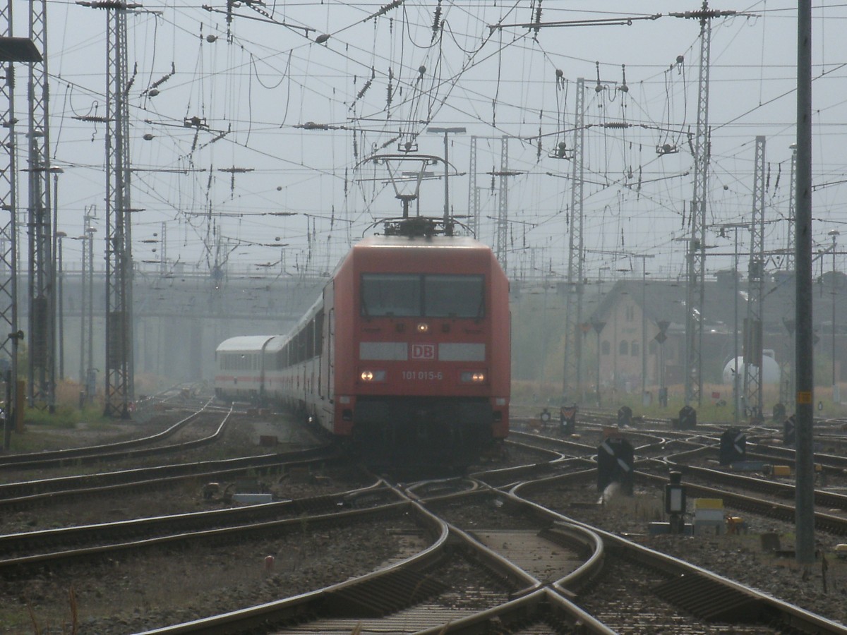 Auch wenn es so aussieht bei Dieser Aufnahme war ich nicht lebensm�de.Vom Bahnsteigende in Stralsund fotografierte ich die einfahrende 101 015-6,mit dem IC 2212 Binz-Stuttgart,am 12.Oktober 2013