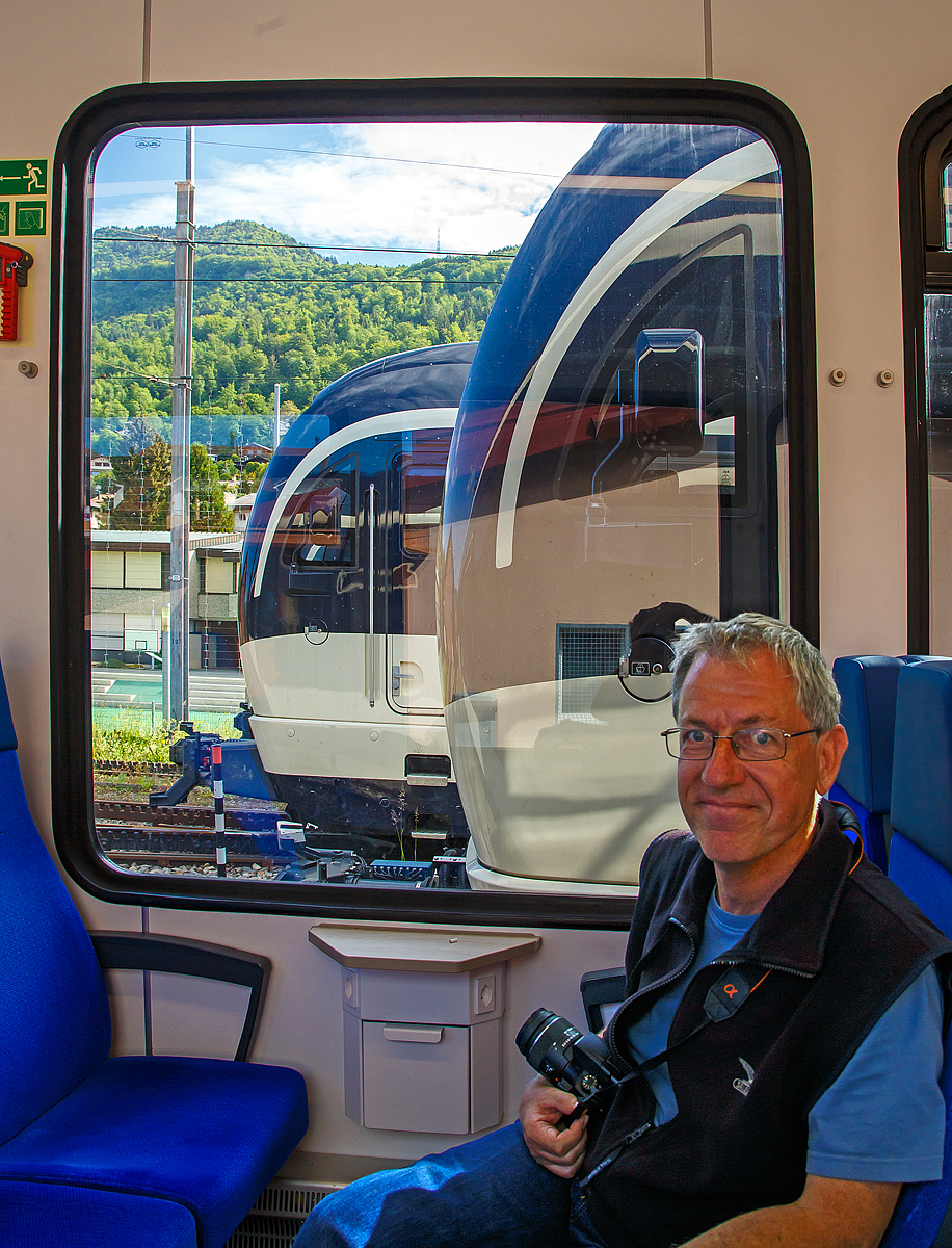 
Auch wenn es zur Arbeit geht, hat ein echter Bahnfotograf immer sein Werkzeug dabei.
Gleich „surfen“ wir noch gemeinsam hinab nach Vevey...
Im Hintergrund stehen am 21.05.2018 im Bahnhof Blonay nach zwei weitere MVR SURF (Stadler SURF ABeh 2/6).