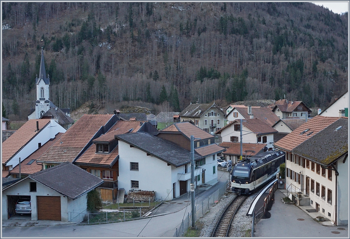 Auch wenn Fuhrpark und Gleisanlagen vom  MOB Bahnhof Montbovon  wenig Abwechslung bieten hier noch drei weitere Bilder. 
Dieses hier zeigt die Situation des Bahnhofs im Ort von Montbovon.
2. April 2018
