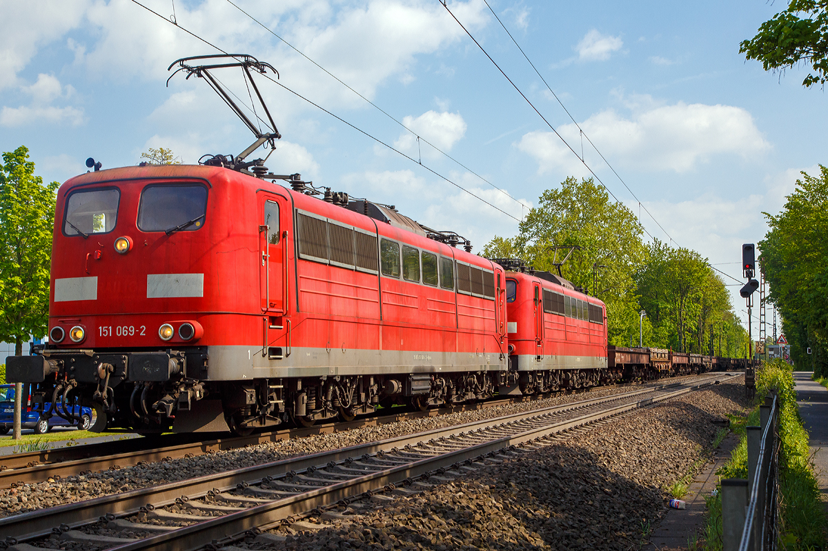 
Auch wenn sie meist (wie hier) nur verkehrsrot sind, ist es nach der E 50 für mich immer noch eine der schönsten Güterzug-E-Lokbaureihen....

Im Doppelpack ziehen die beiden von der DB Cargo gemieteten Railpool 151 069-2 (91 80 6151 069-2 D-Rpool) und 151 135-1 (91 80 6151 135-1 D-Rpool) am 30.04.2019 einen leeren Coilzug durch Bonn-Gronau (nähe dem Bf Bonn UN Campus) in Richtung Köln.

Beide Loks sind ehemalige DB Cargo Loks und wurden beide von Henschel & Sohn in Kassel gebaut, 1974 die 069-2 und 1976 die 135-1.