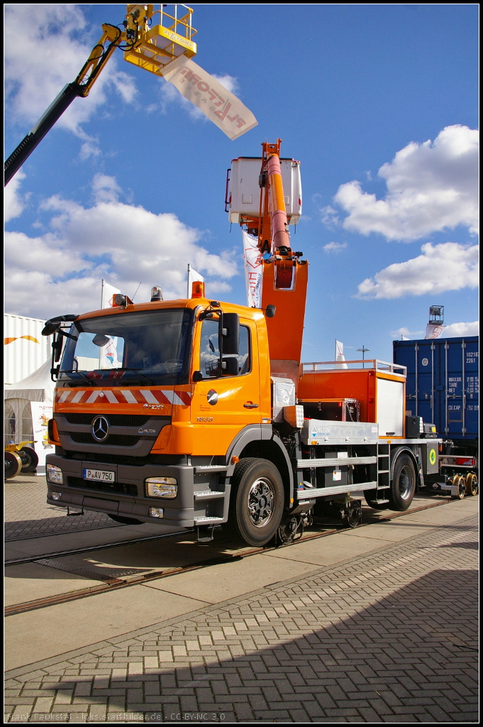 Auf Basis eines MB Actros 1833 hat die niederlndische Firma Hilton ein Zweiwegefahrzeug mit Hebebhne gebaut. Das Fahrzeug ist bei dem Verkehrsbetrieb Potsdam GmbH (ViP) im Einsatz und wurde auf der InnoTrans 2014 in Berlin gezeigt