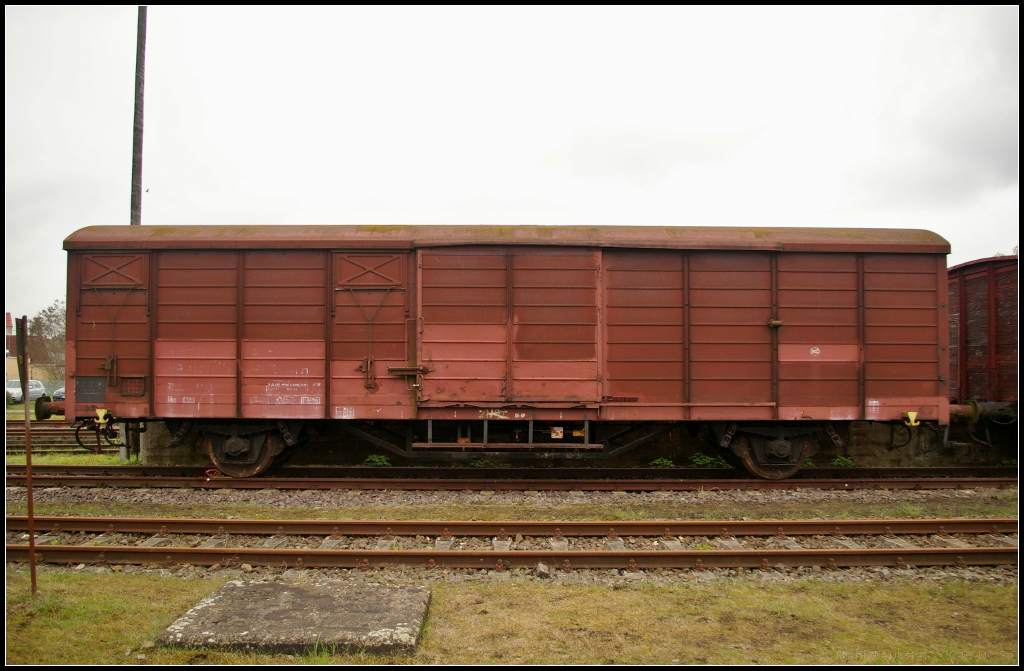 Auf einem Stumpfgleis am Eingang zum Gelände der Dampflokfreunde Salzwedel e.V., die 30 Jahre Traktionswechsel feierten, stand dieser Gedeckte Güterwagen mit der ausgeblichenen Nummer DR 21 50 23xx xxx-6 Hbs. Wer Informationen hat würde ich mich freuen: kontakt@bahnsichtungen.de (Wittenberge, 06.05.2017)