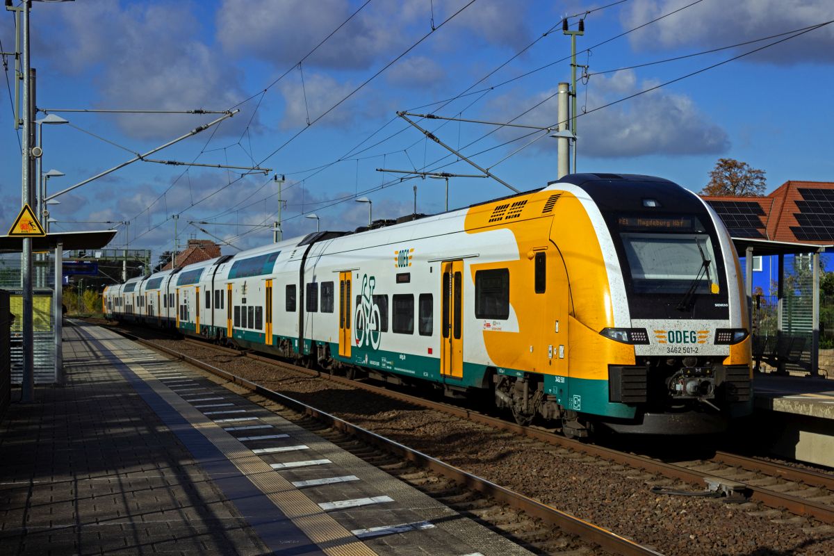 Auf der Fahrt von Frankfurt (Oder) nach Magdeburg legt 3462 001 der ODEG einen Zwischenstopp in Erkner ein.