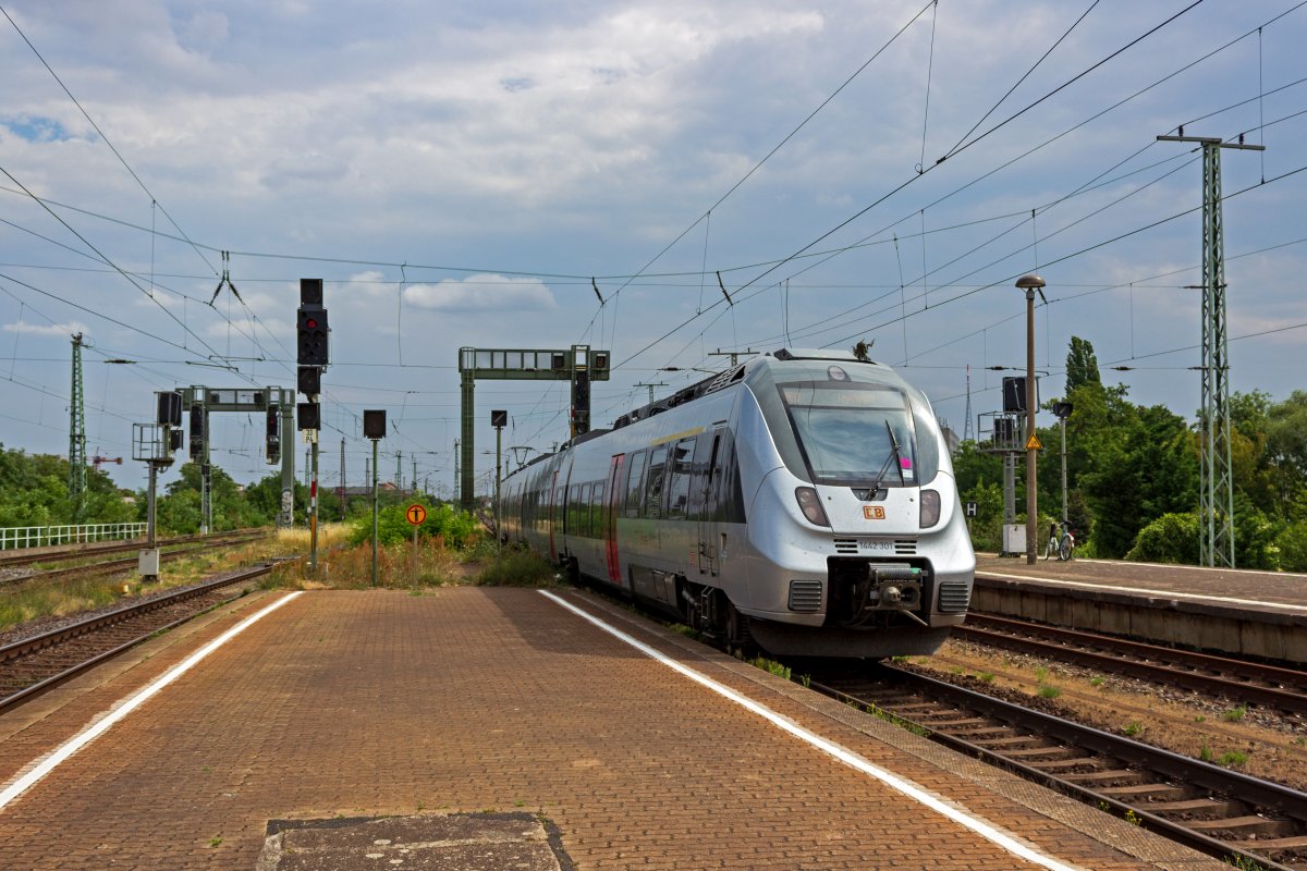Auf der Fahrt von Magdeburg �ber Dessau nach Leipzig hat 1440 301 soeben einen Zwischenhalt in Magdeburg-Neustadt eingelegt und wird auf dem Weg zum n�chsten Zwischenhalt in Biederitz in K�rze die Elbe �berqueren.